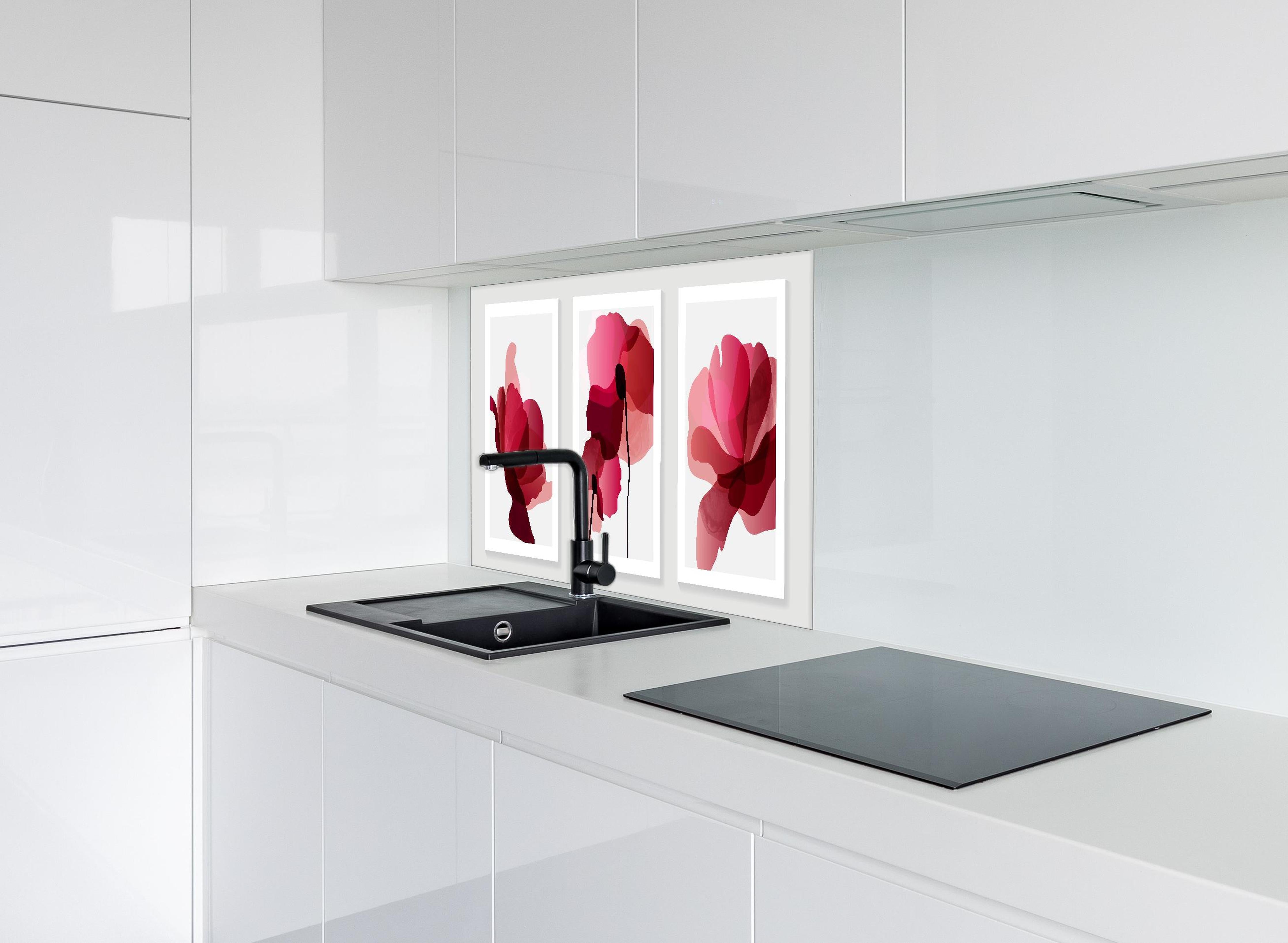Spritzschutz - Moderne Abstrakte Blumen in Rot-Pink hinter einem Cerankochfeld zwischen Holz-Kochutensilien