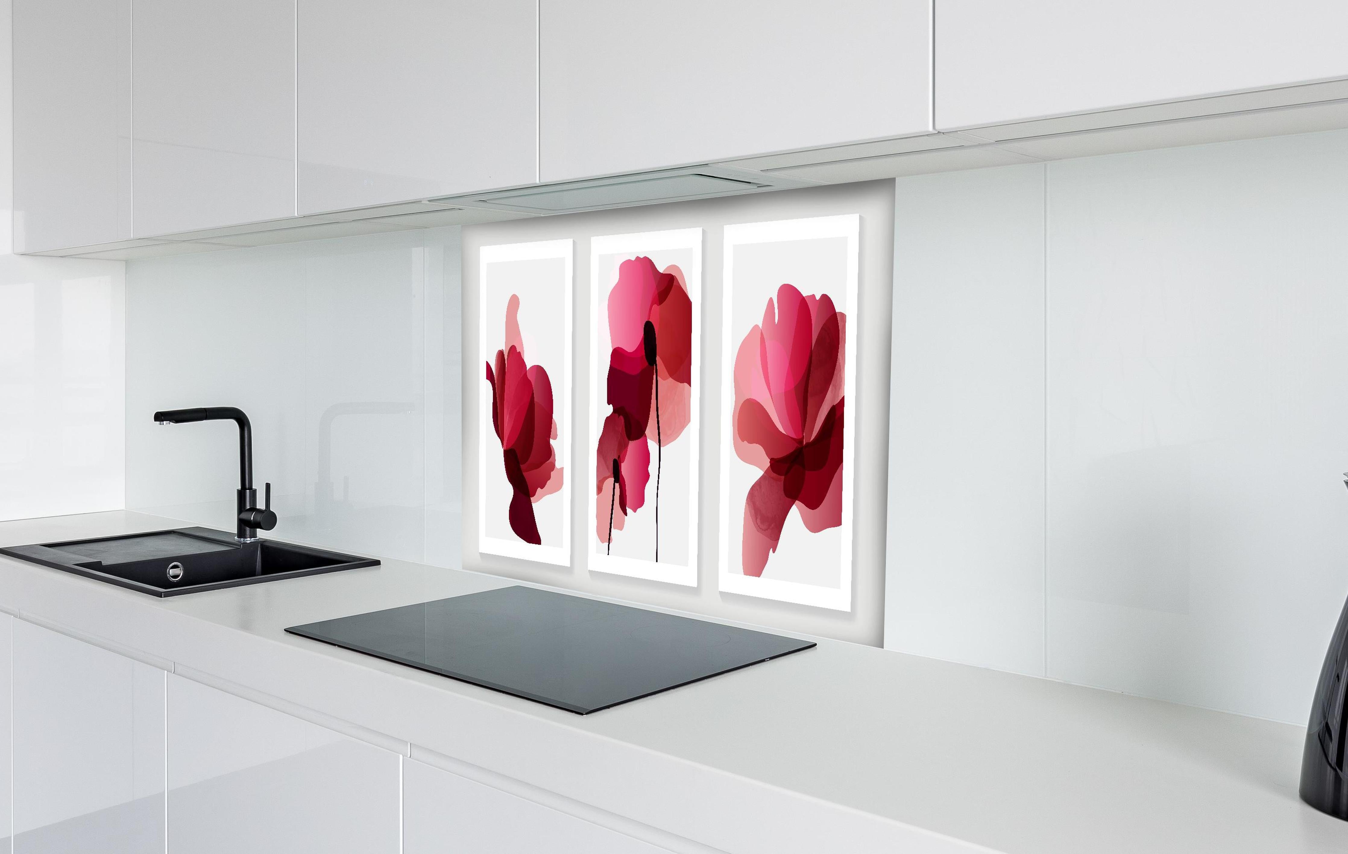 Spritzschutz - Moderne Abstrakte Blumen in Rot-Pink hinter einem Cerankochfeld zwischen Holz-Kochutensilien