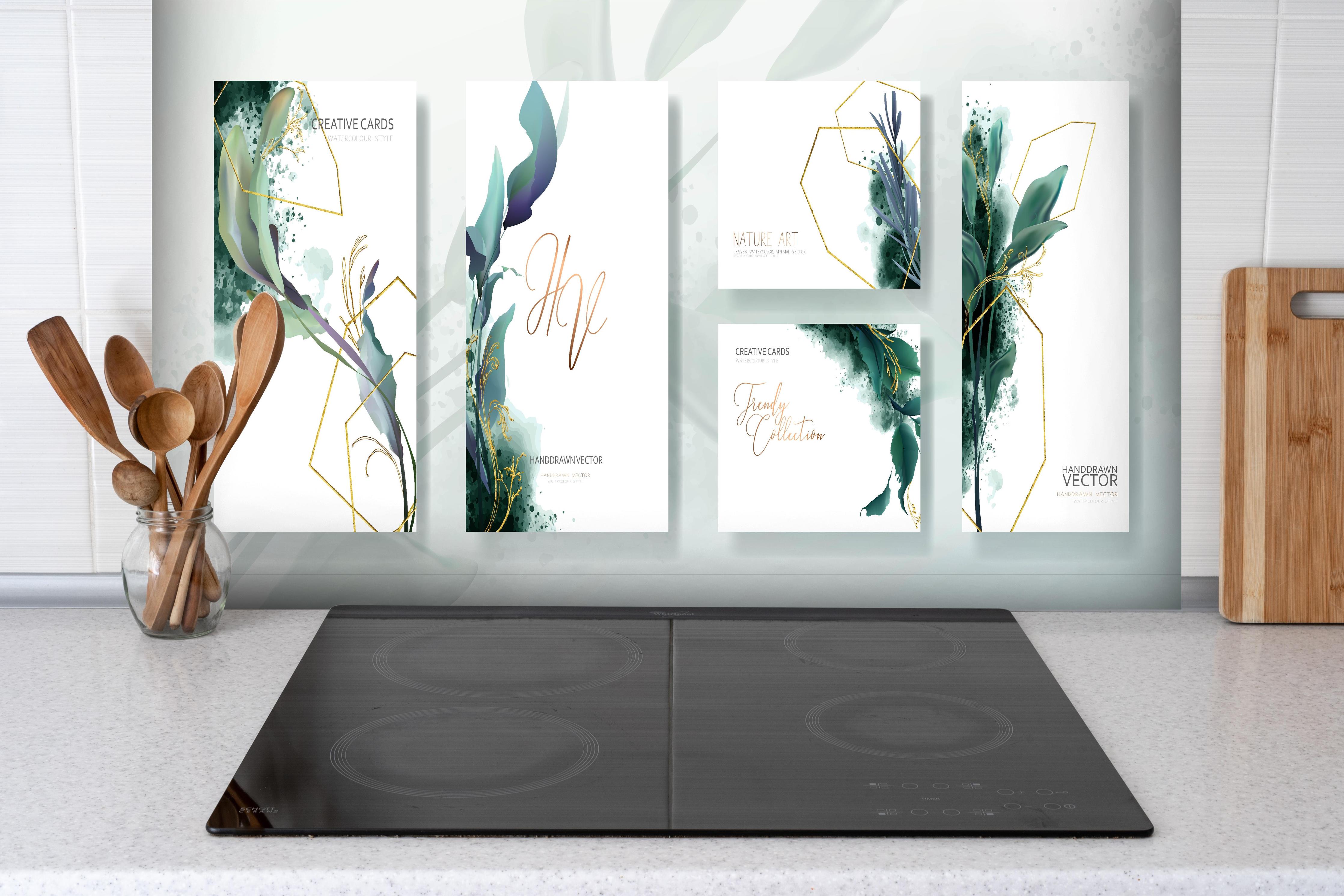 Spritzschutz - Moderne Abstrakte Kunst mit Goldakzenten hinter einem Cerankochfeld zwischen Holz-Kochutensilien