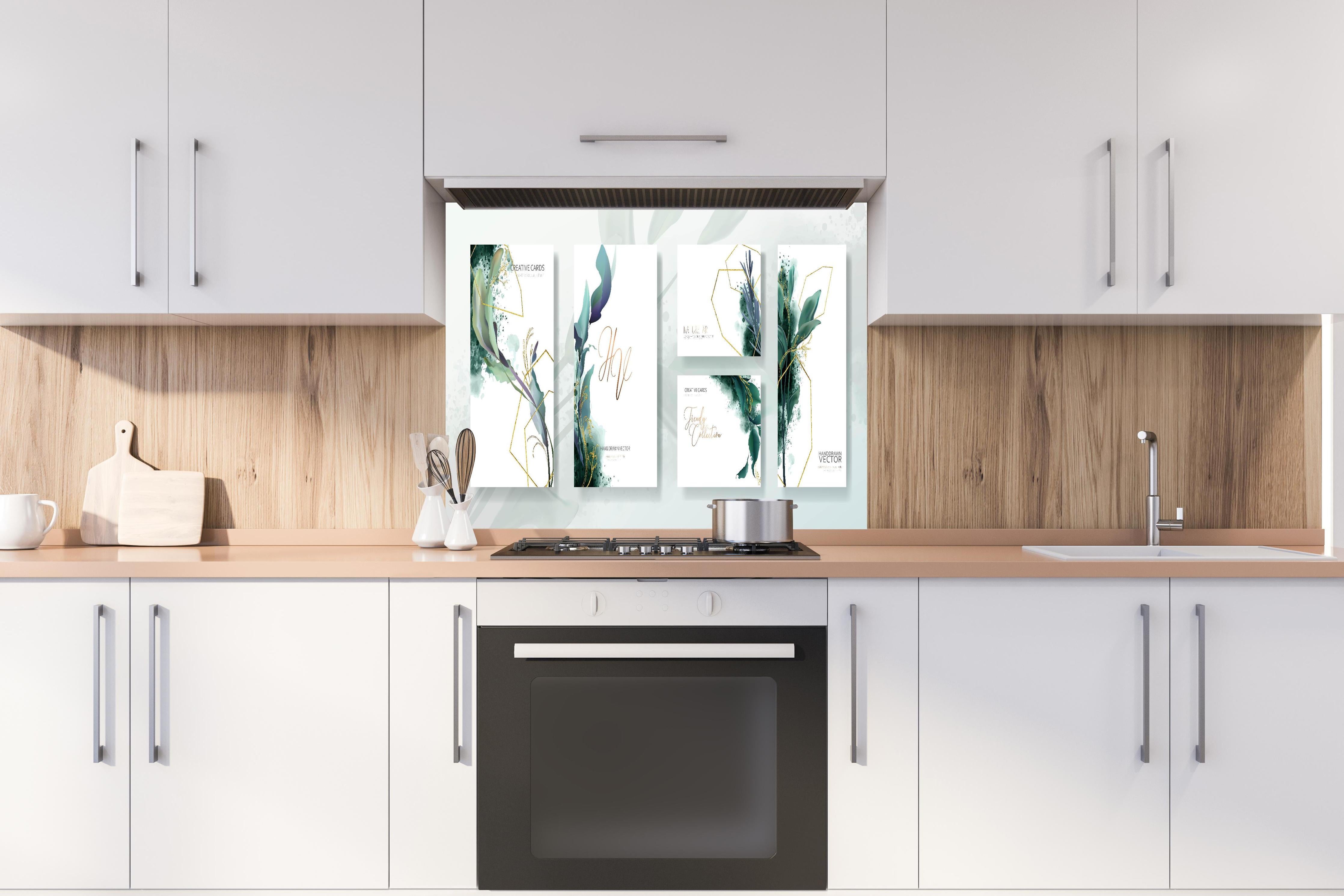 Spritzschutz - Moderne Abstrakte Kunst mit Goldakzenten hinter einem Cerankochfeld zwischen Holz-Kochutensilien