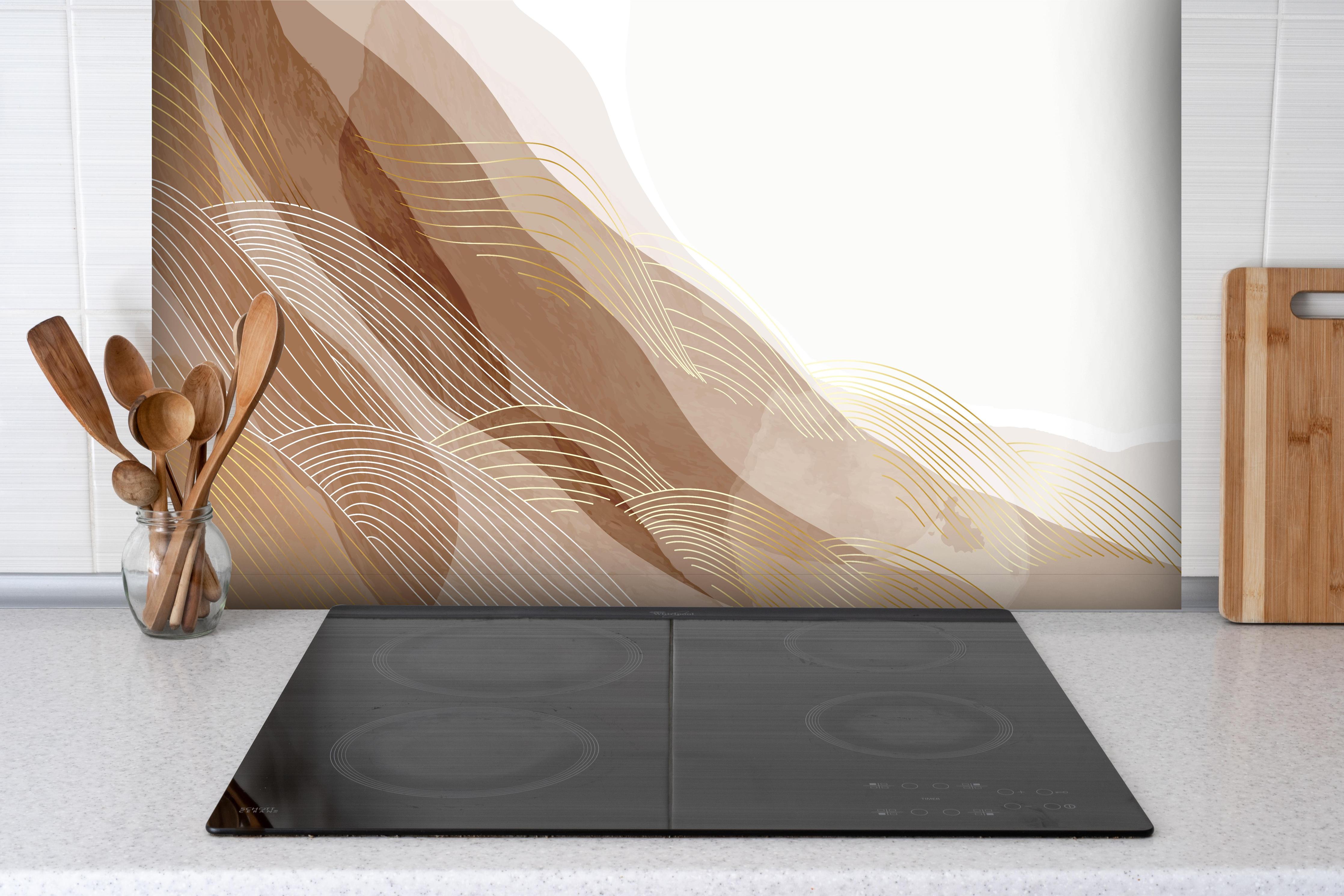 Spritzschutz - Moderne Abstrakte Linienzeichnung in Beige hinter einem Cerankochfeld zwischen Holz-Kochutensilien