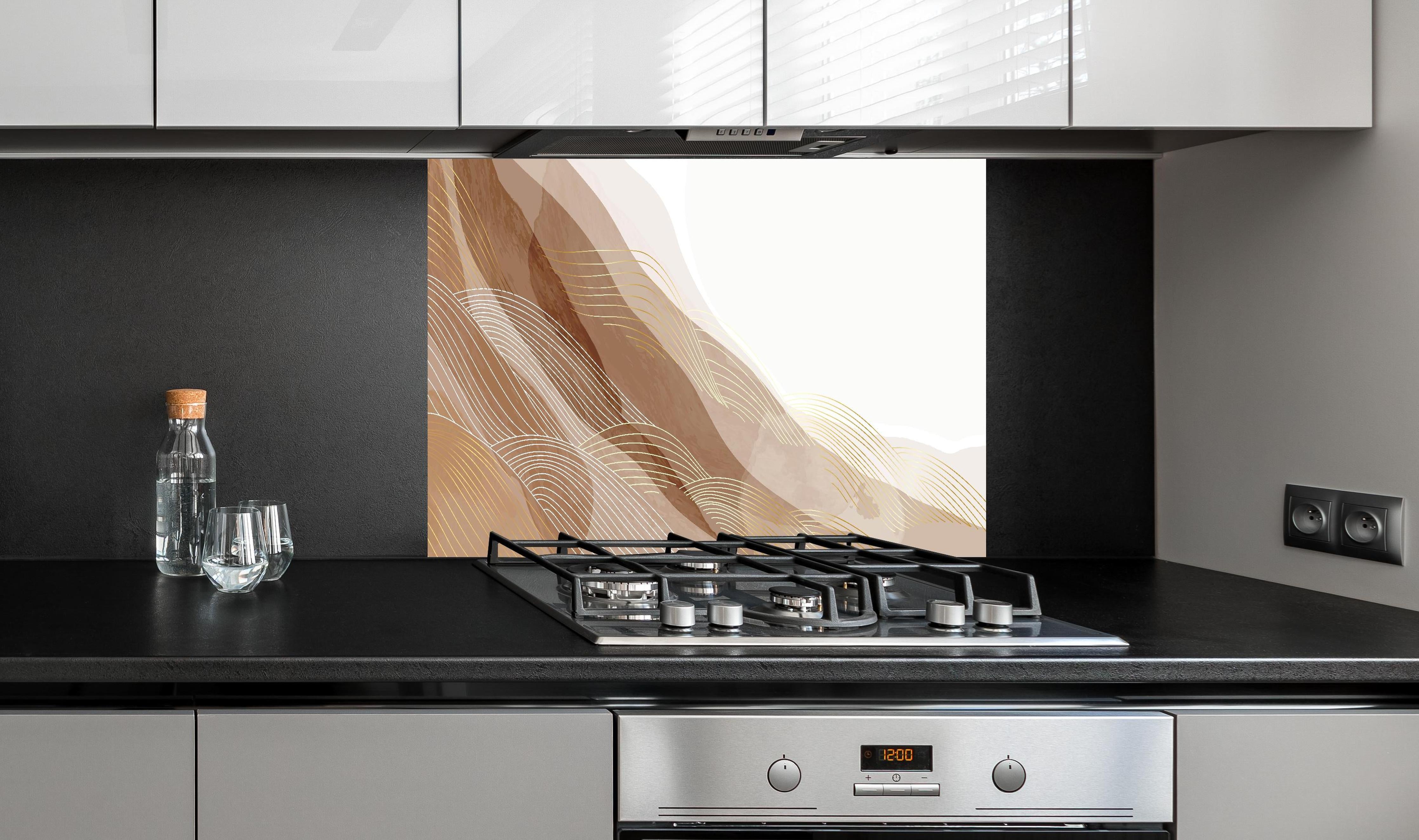 Spritzschutz - Moderne Abstrakte Linienzeichnung in Beige hinter einem Cerankochfeld zwischen Holz-Kochutensilien