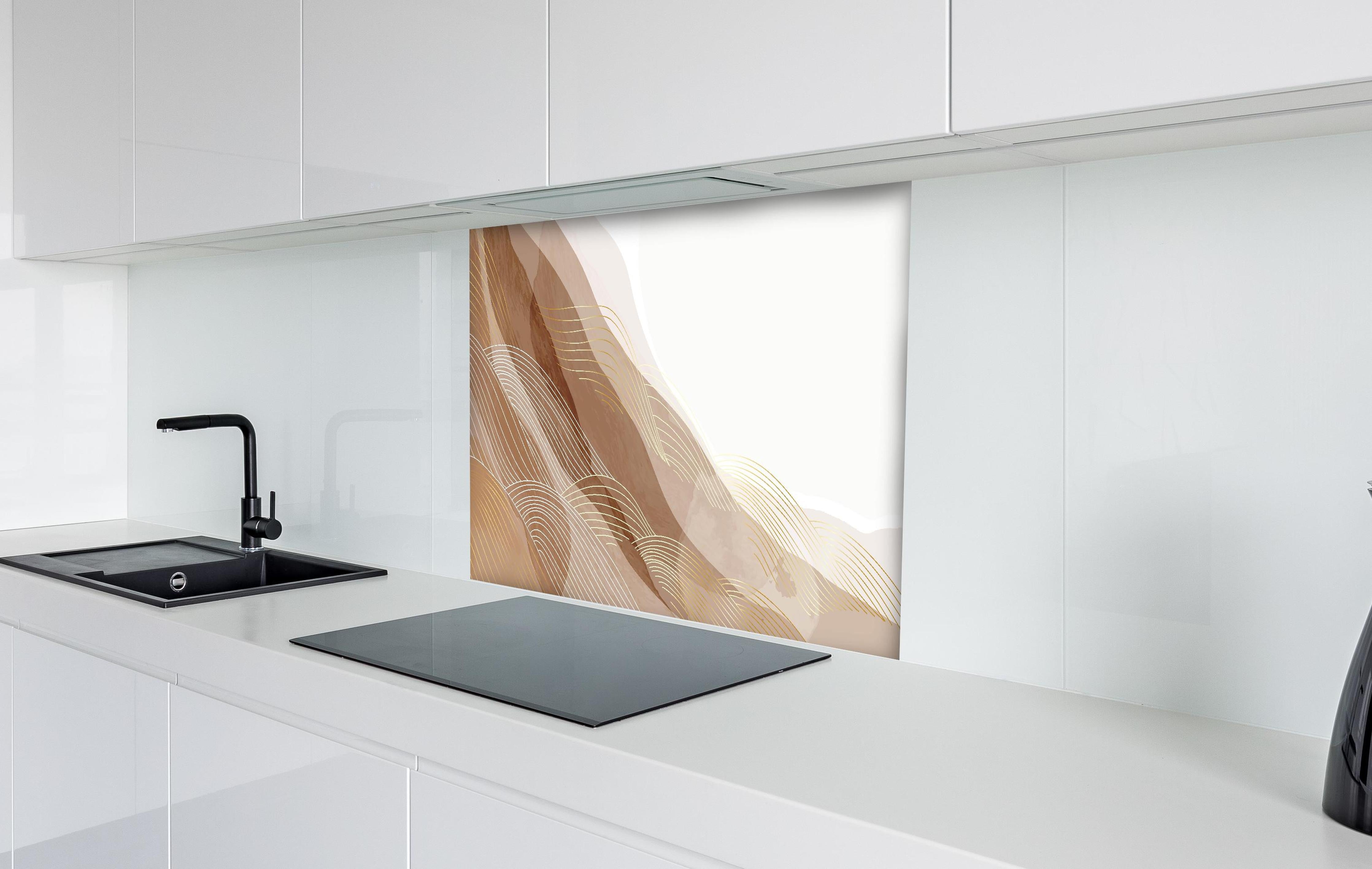 Spritzschutz - Moderne Abstrakte Linienzeichnung in Beige hinter einem Cerankochfeld zwischen Holz-Kochutensilien