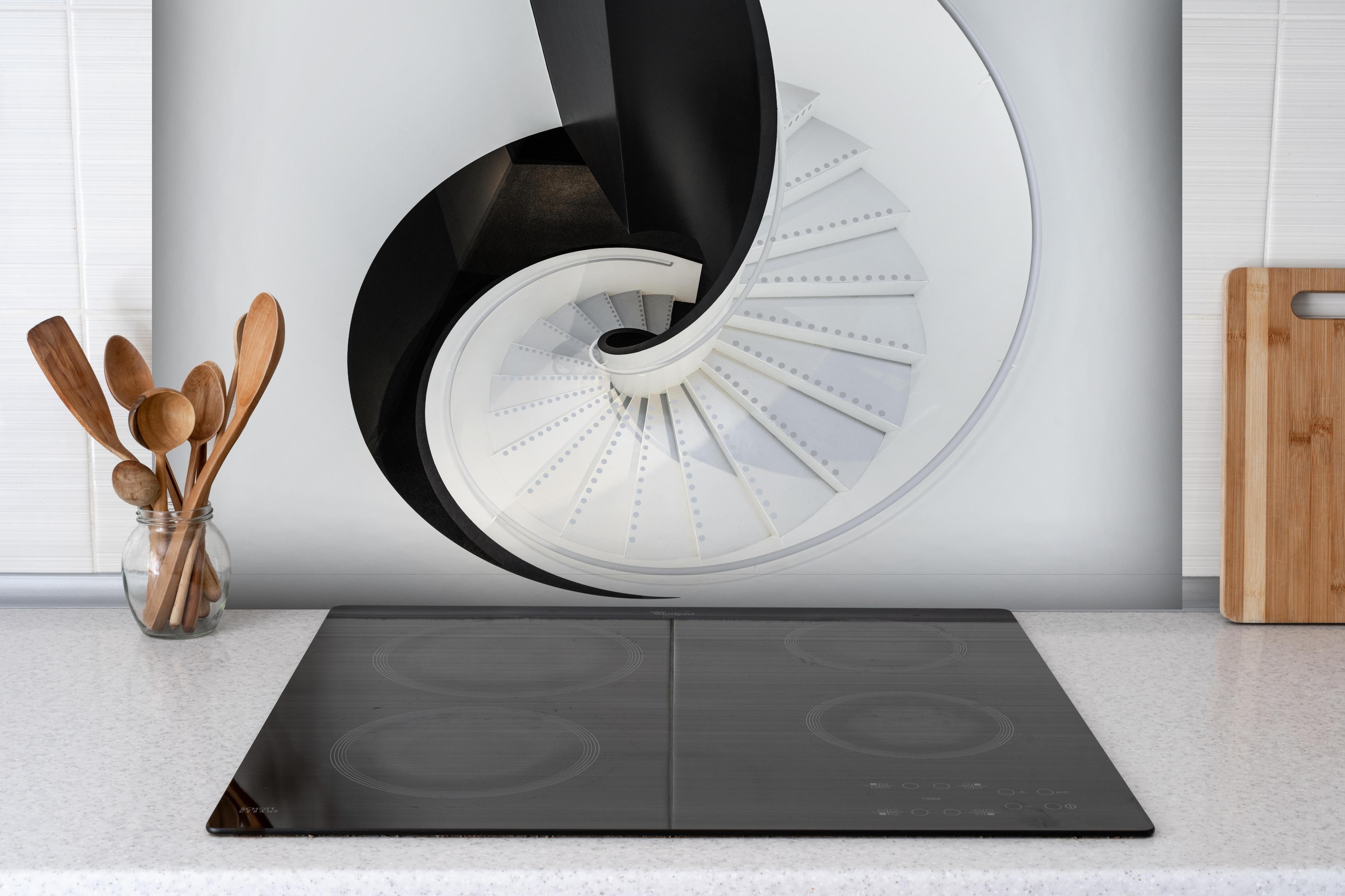 Spritzschutz - Moderne Architektur - Treppenhaus hinter einem Cerankochfeld zwischen Holz-Kochutensilien