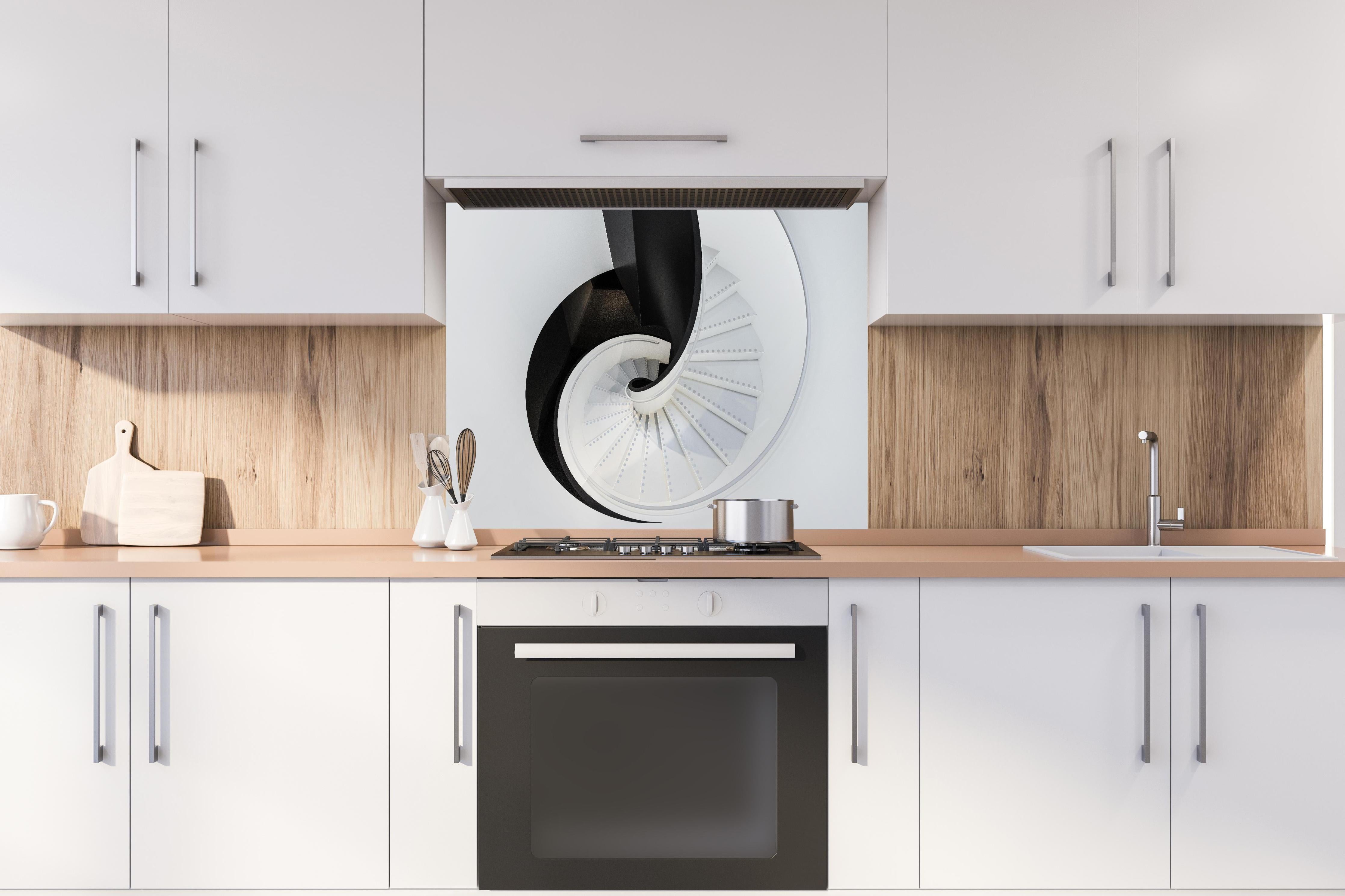 Spritzschutz - Moderne Architektur - Treppenhaus hinter einem Cerankochfeld zwischen Holz-Kochutensilien