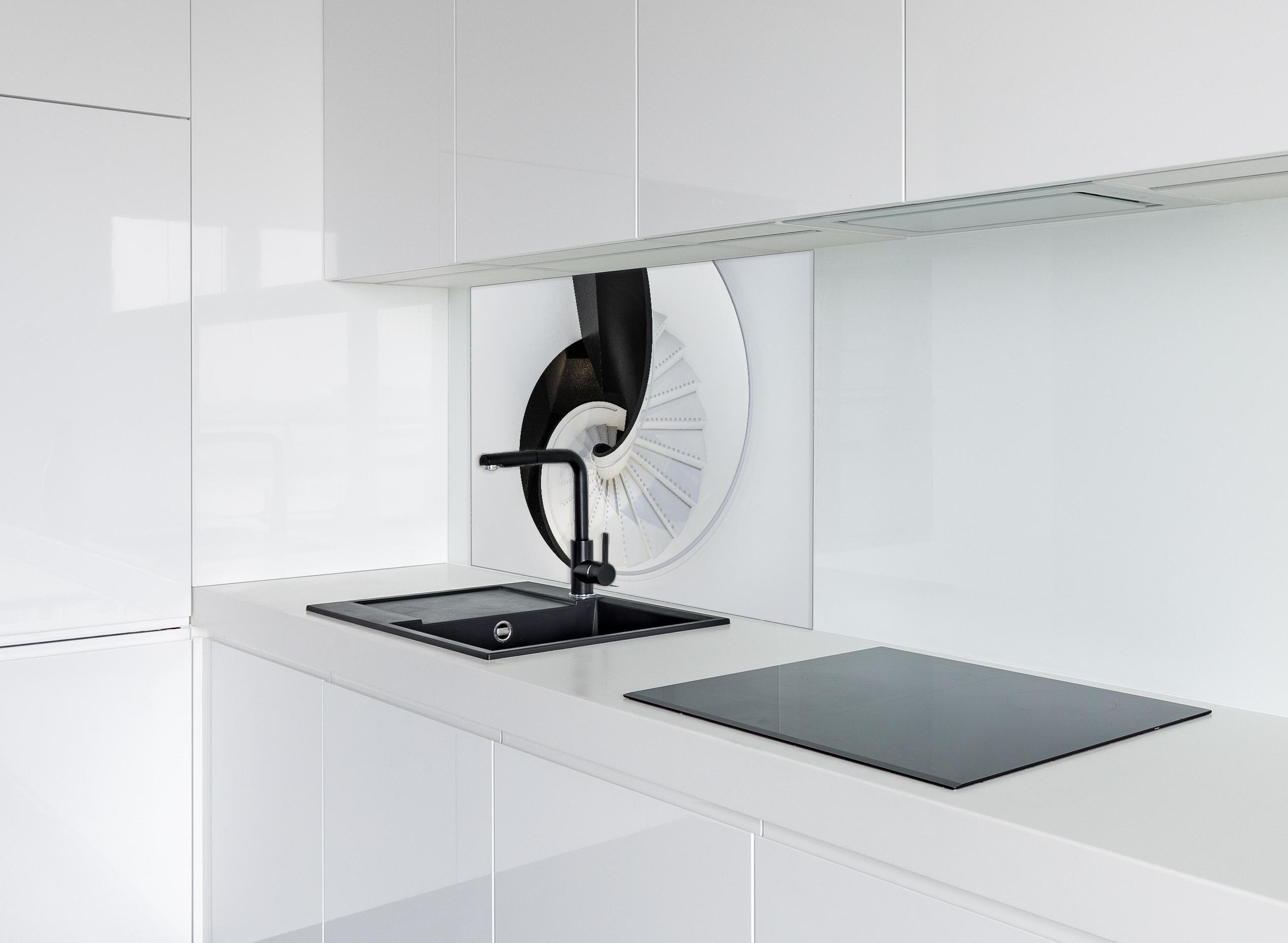 Spritzschutz - Moderne Architektur - Treppenhaus hinter einem Cerankochfeld zwischen Holz-Kochutensilien