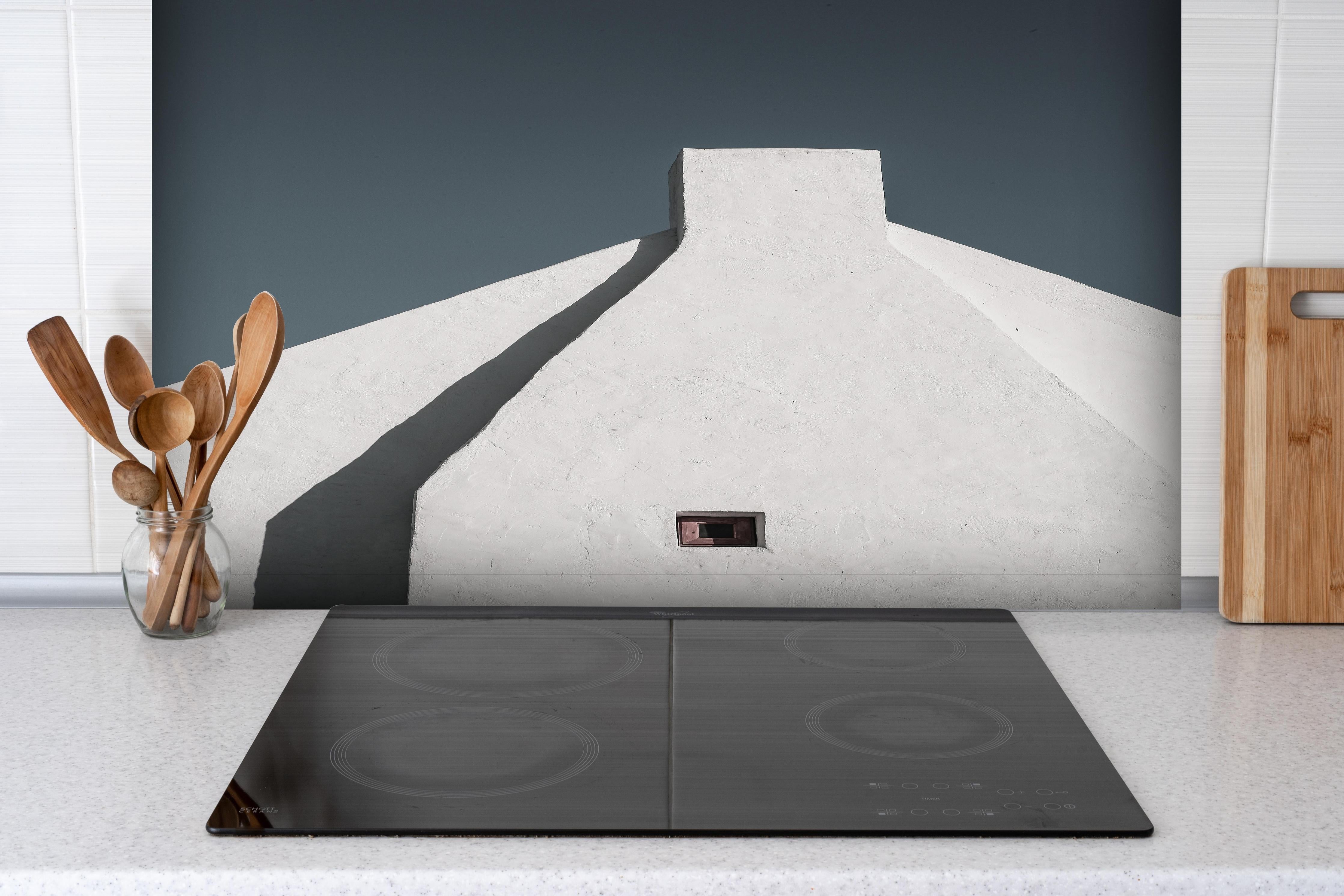 Spritzschutz - Moderne Architektur Weiß-Haus gegen Blauen Himmel hinter einem Cerankochfeld zwischen Holz-Kochutensilien