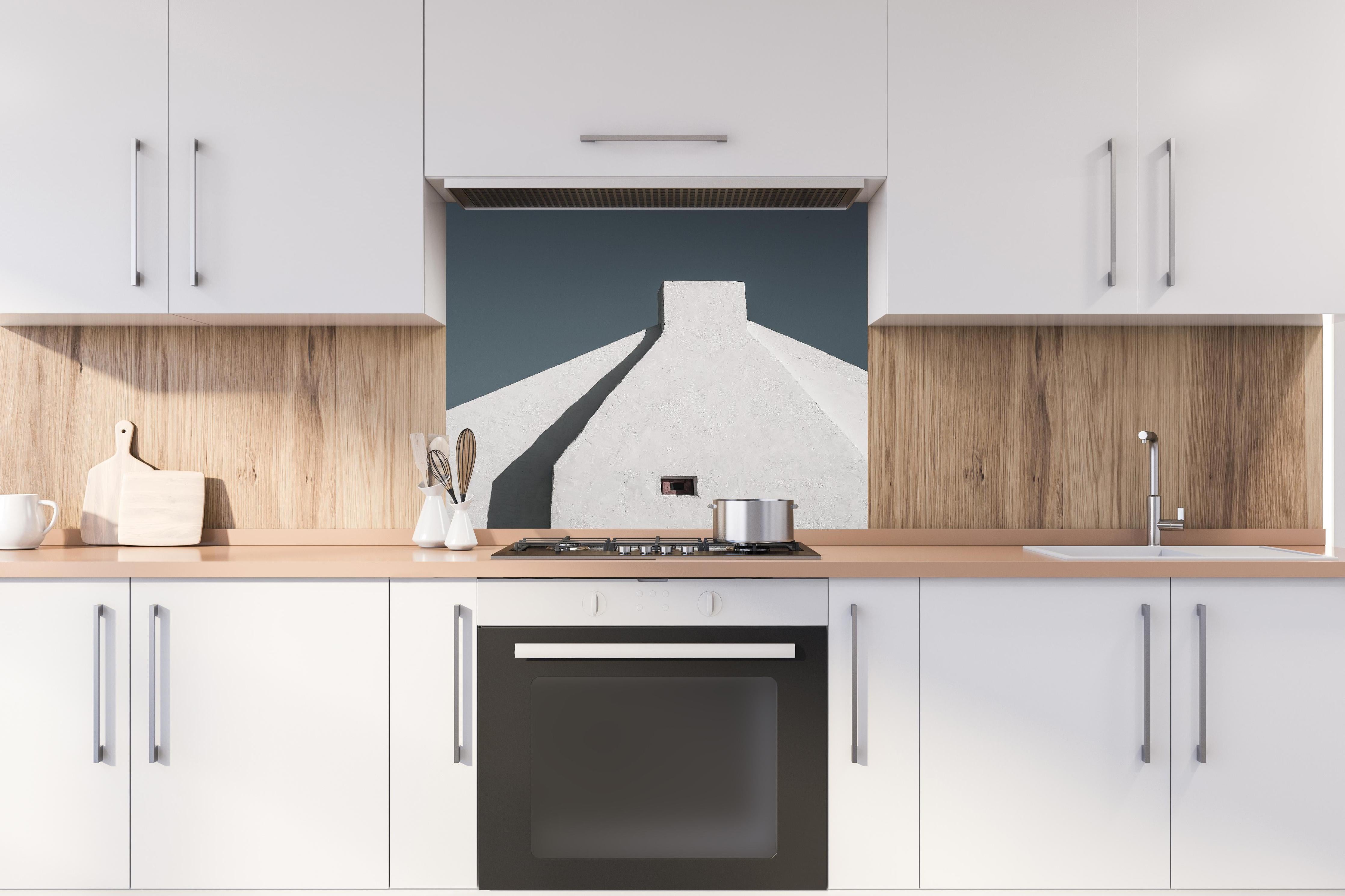 Spritzschutz - Moderne Architektur Weiß-Haus gegen Blauen Himmel hinter einem Cerankochfeld zwischen Holz-Kochutensilien