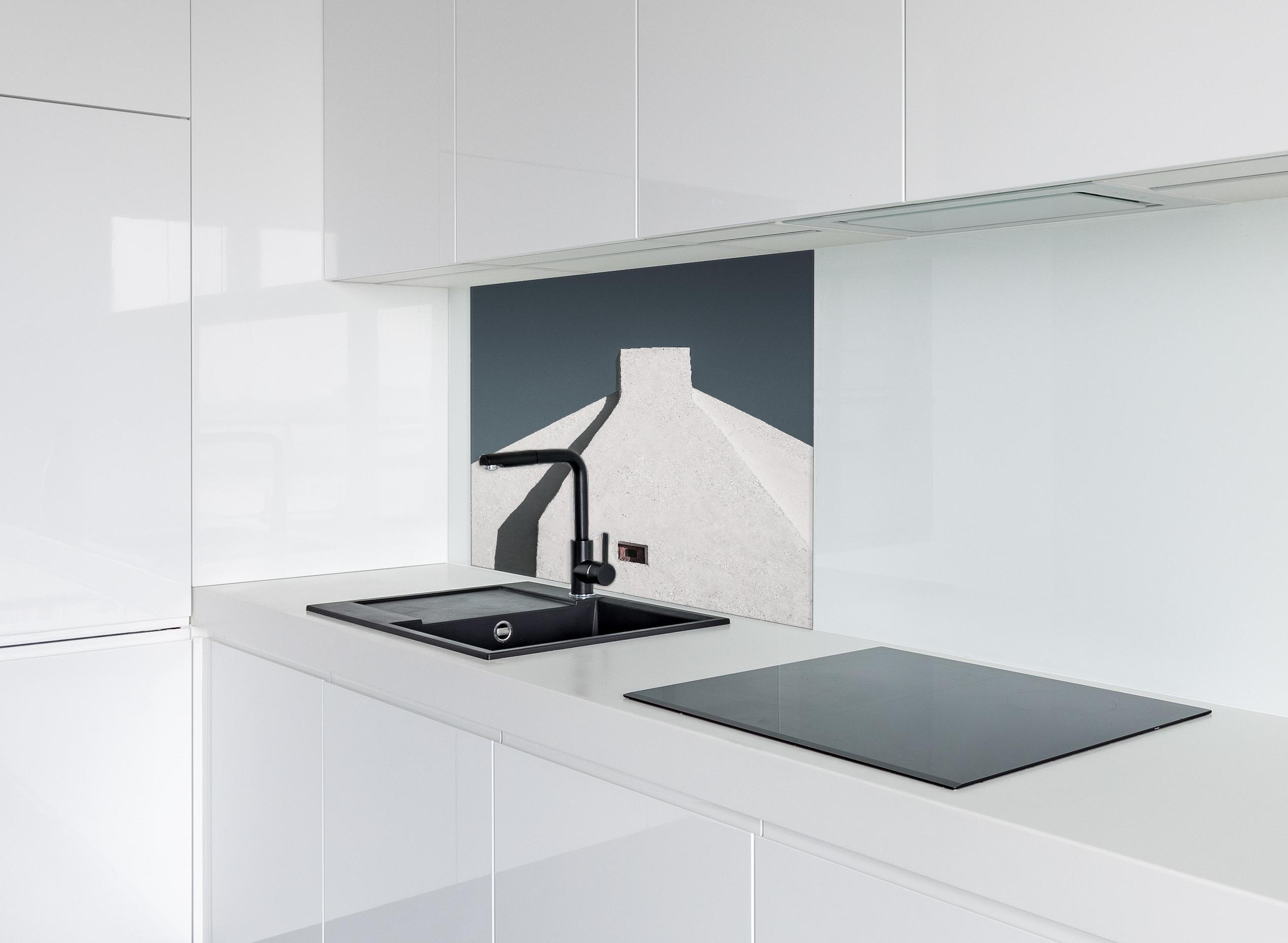 Spritzschutz - Moderne Architektur Weiß-Haus gegen Blauen Himmel hinter einem Cerankochfeld zwischen Holz-Kochutensilien