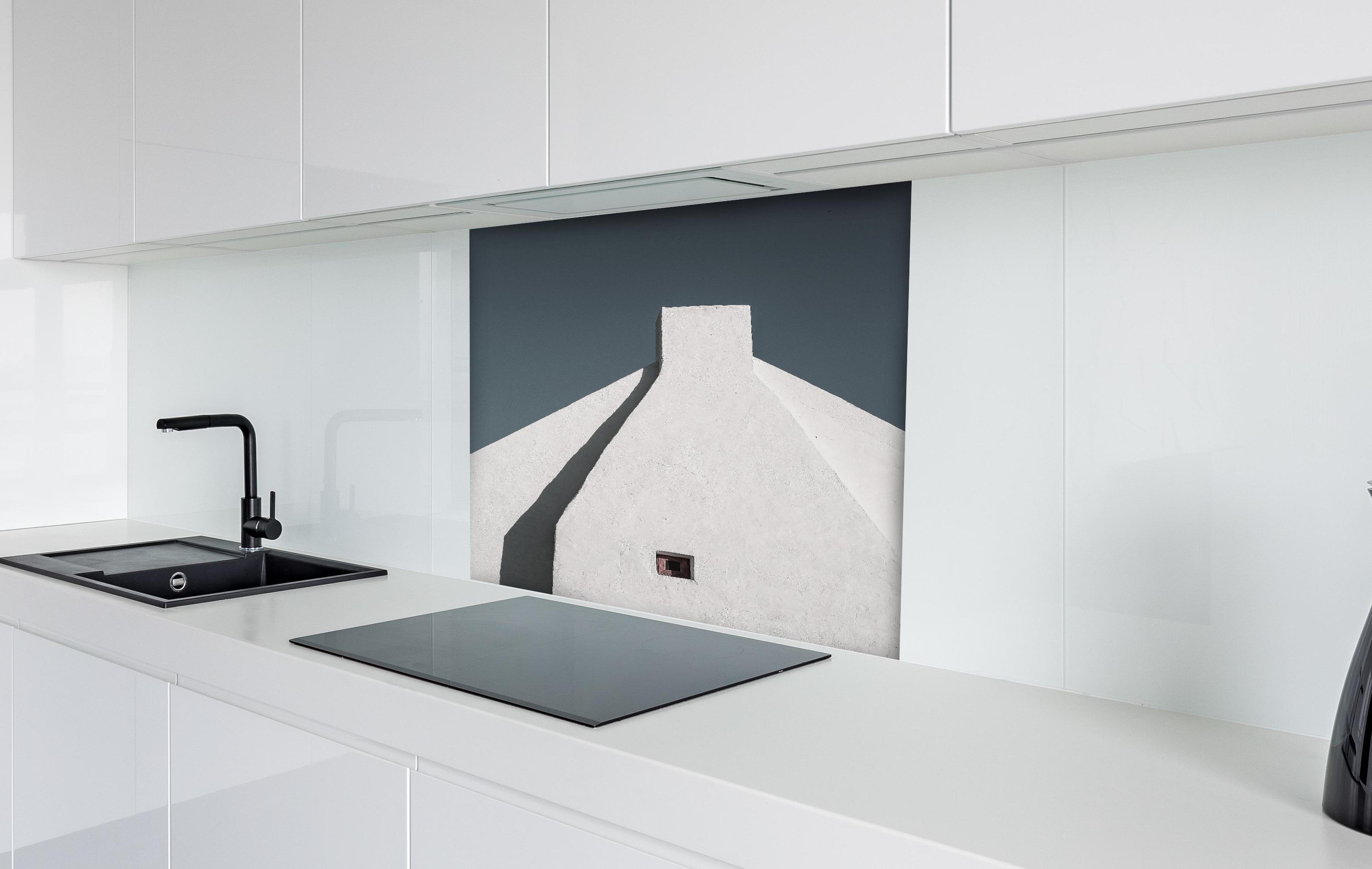 Spritzschutz - Moderne Architektur Weiß-Haus gegen Blauen Himmel hinter einem Cerankochfeld zwischen Holz-Kochutensilien