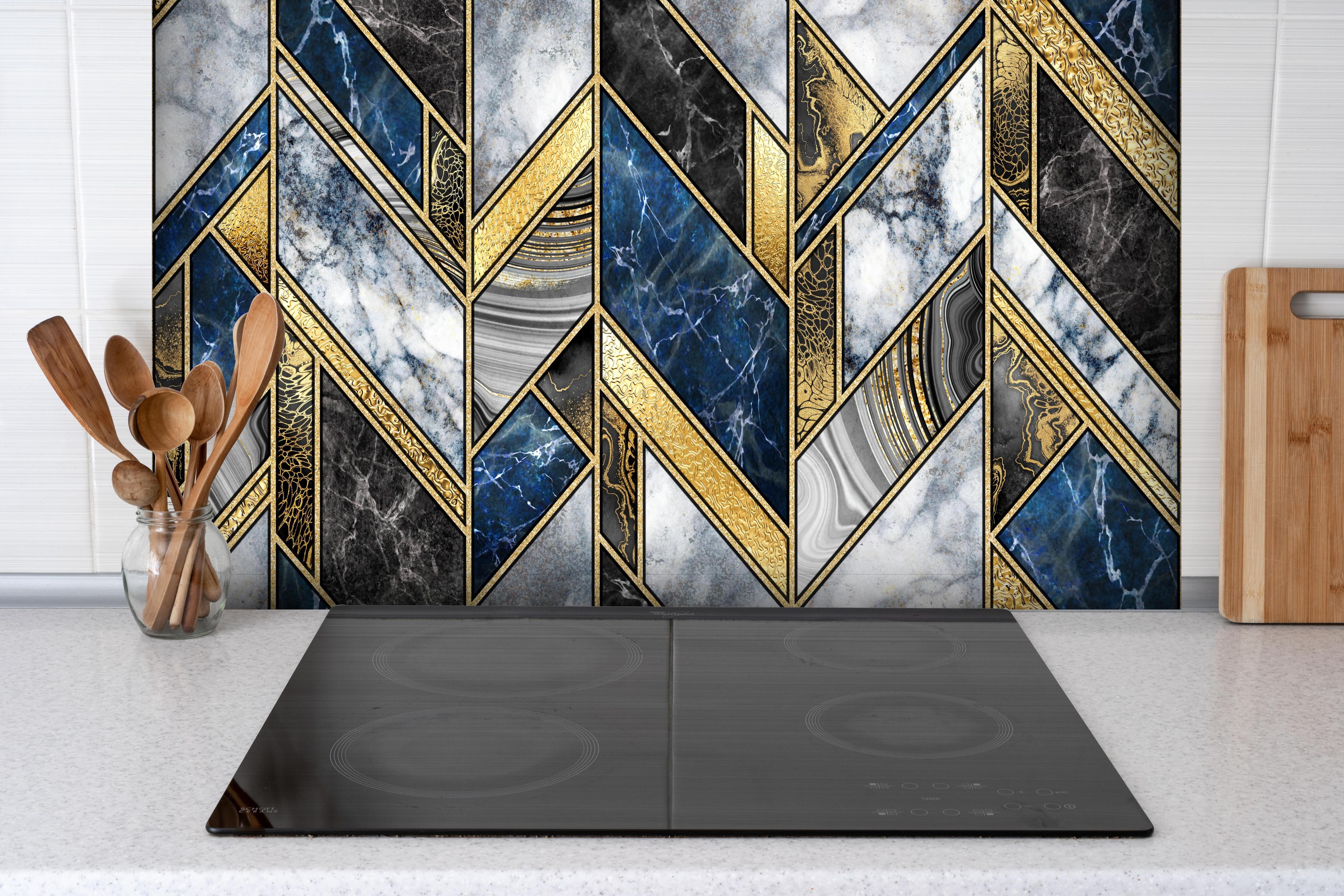 Spritzschutz - Moderne Art-Deco Marmor Mosaik Illustration hinter einem Cerankochfeld zwischen Holz-Kochutensilien