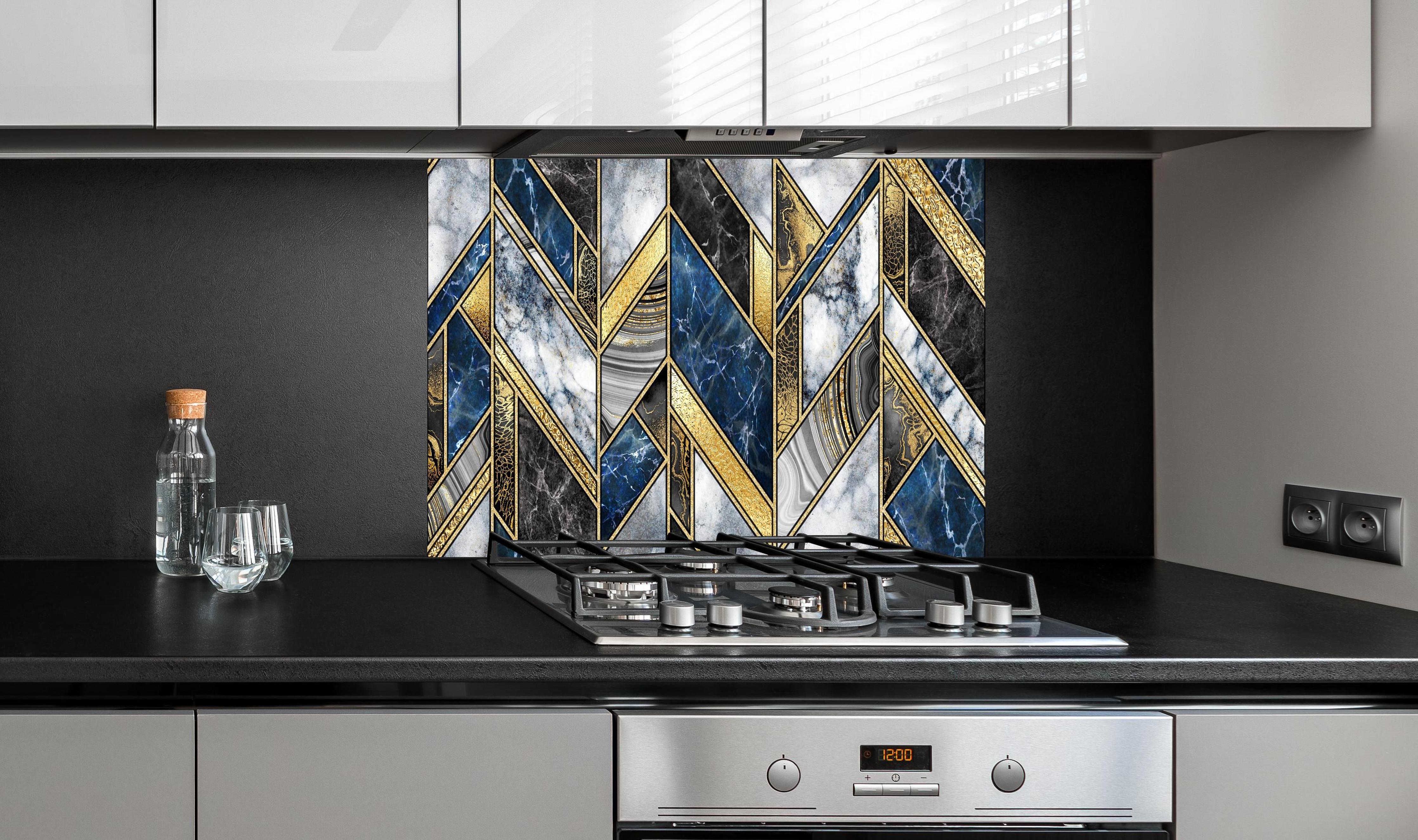 Spritzschutz - Moderne Art-Deco Marmor Mosaik Illustration hinter einem Cerankochfeld zwischen Holz-Kochutensilien