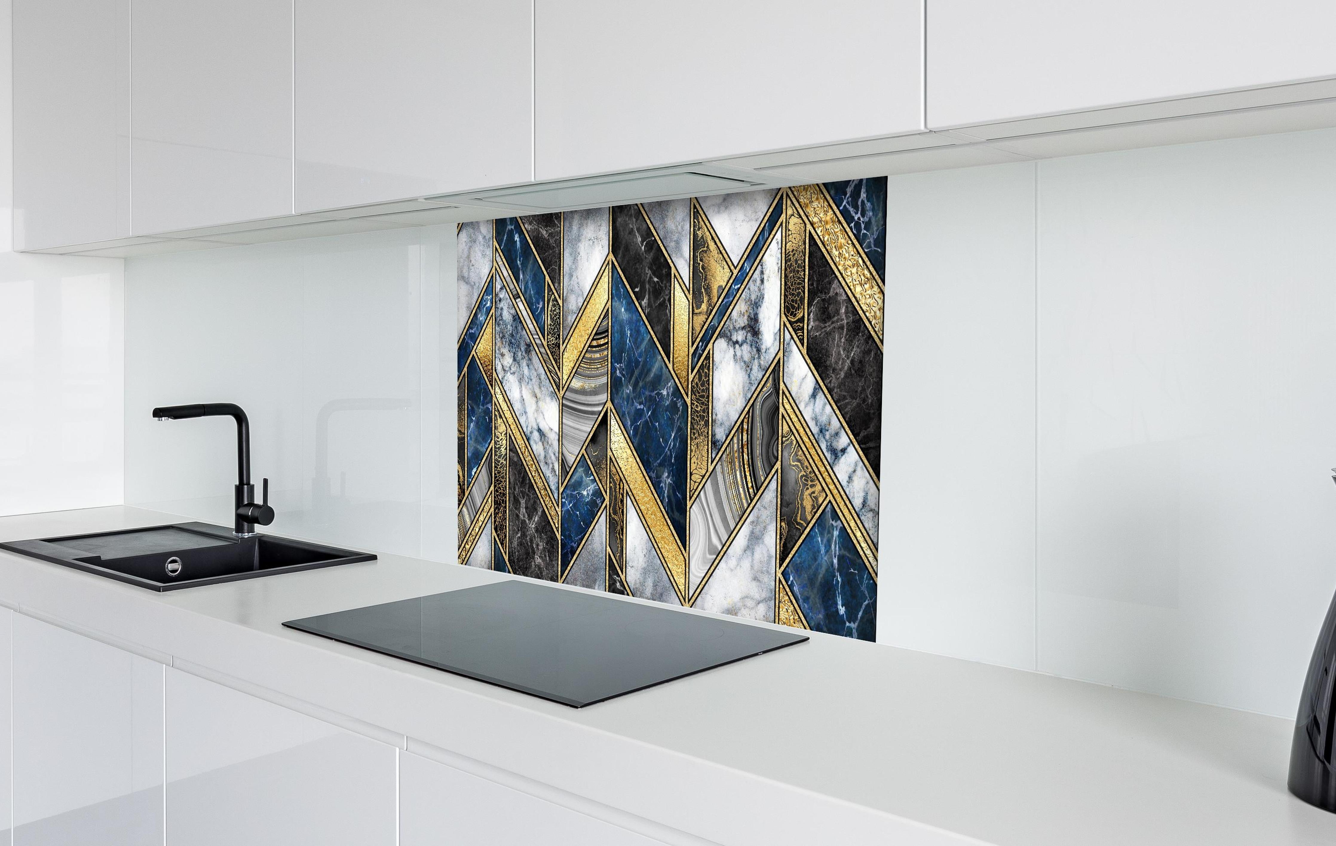 Spritzschutz - Moderne Art-Deco Marmor Mosaik Illustration hinter einem Cerankochfeld zwischen Holz-Kochutensilien