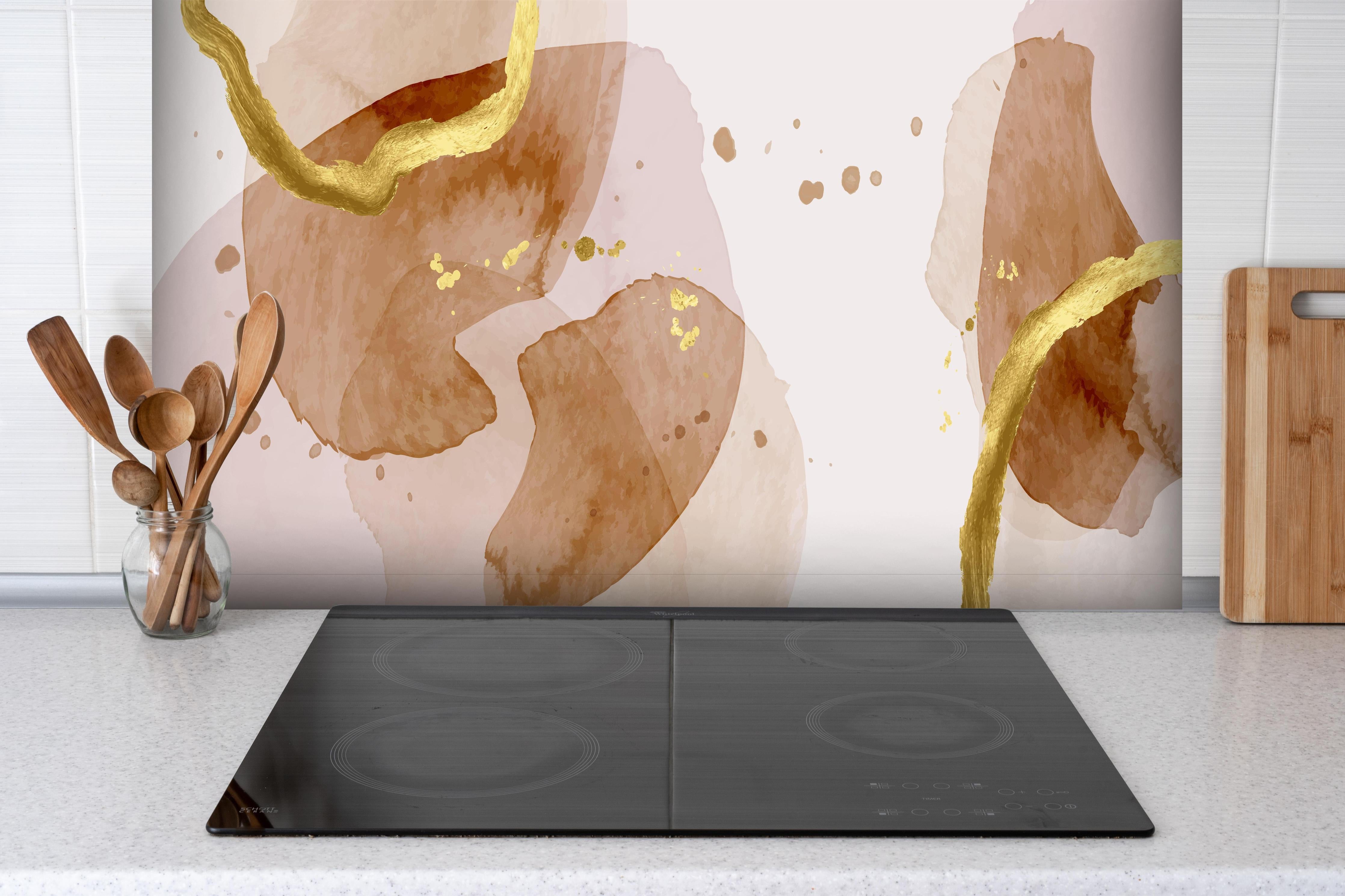 Spritzschutz - Moderne Beige Aquarell Textur hinter einem Cerankochfeld zwischen Holz-Kochutensilien