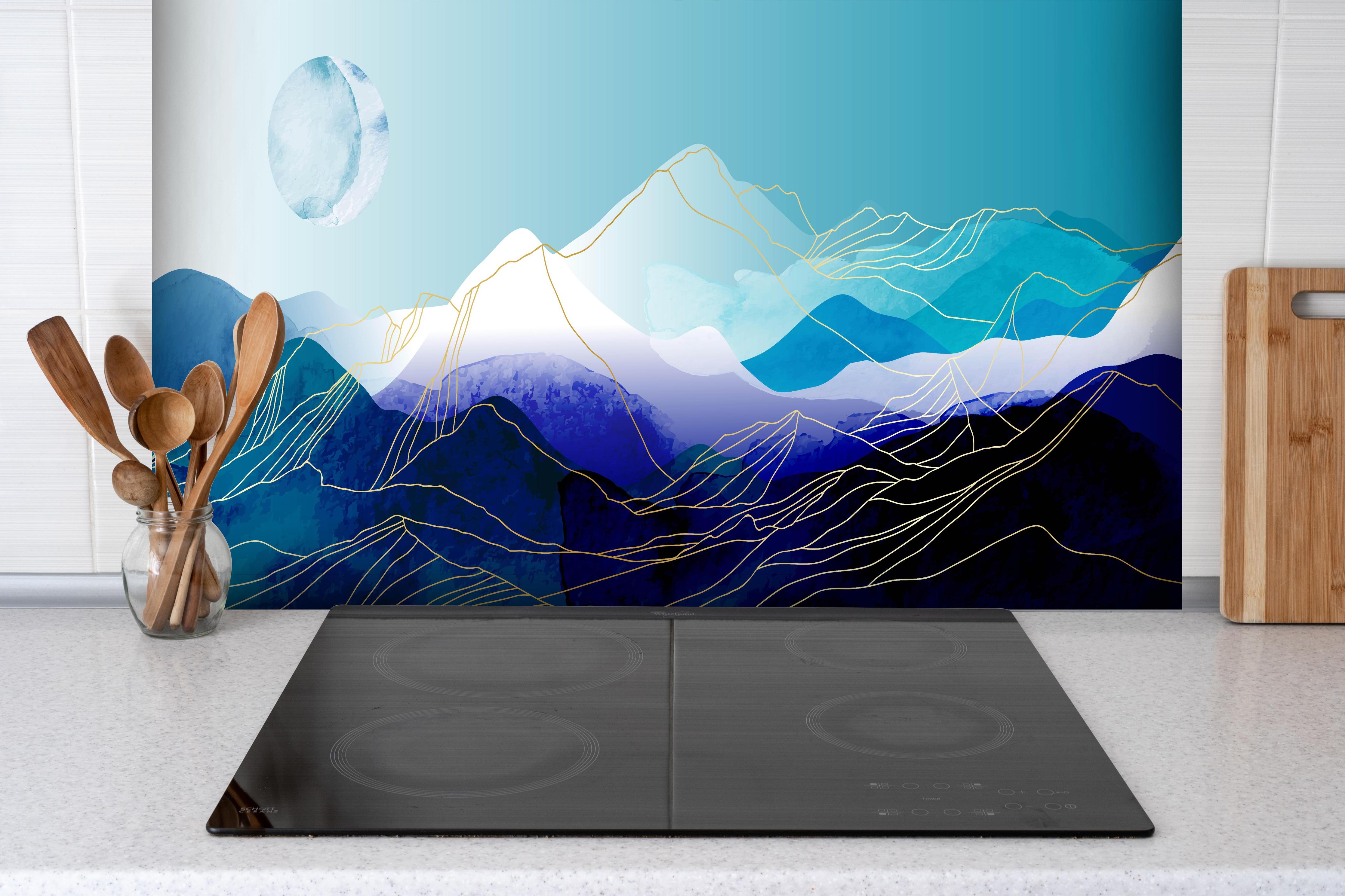 Spritzschutz - Moderne Berg-Silhouetten gegen Mondhimmel hinter einem Cerankochfeld zwischen Holz-Kochutensilien