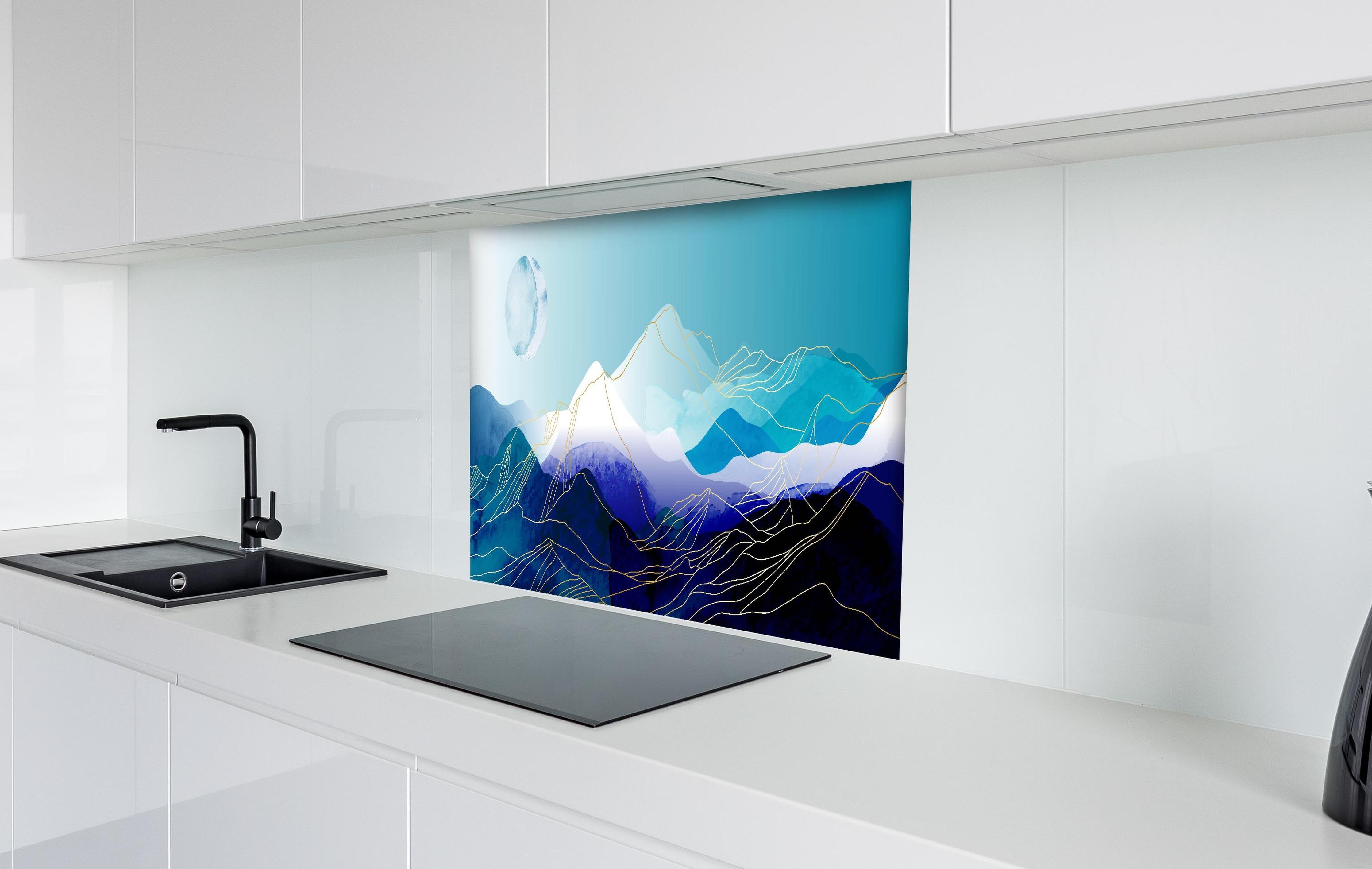 Spritzschutz - Moderne Berg-Silhouetten gegen Mondhimmel hinter einem Cerankochfeld zwischen Holz-Kochutensilien