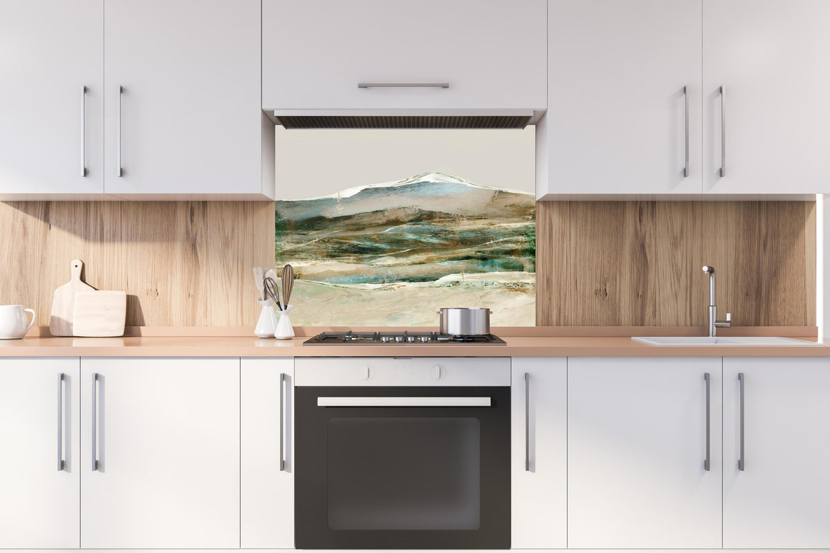 Spritzschutz - Moderne Berge Abstrakt in Pastellfarben hinter einem Cerankochfeld zwischen Holz-Kochutensilien