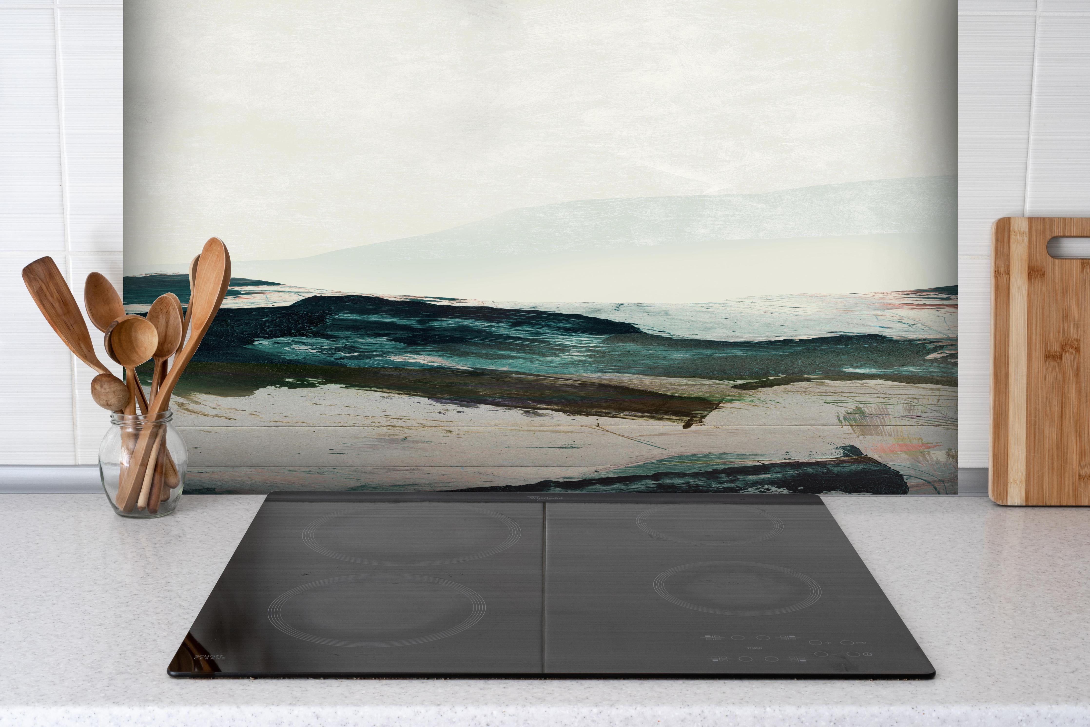 Spritzschutz - Moderne Bergmalerei in kühlen Farbtönen hinter einem Cerankochfeld zwischen Holz-Kochutensilien