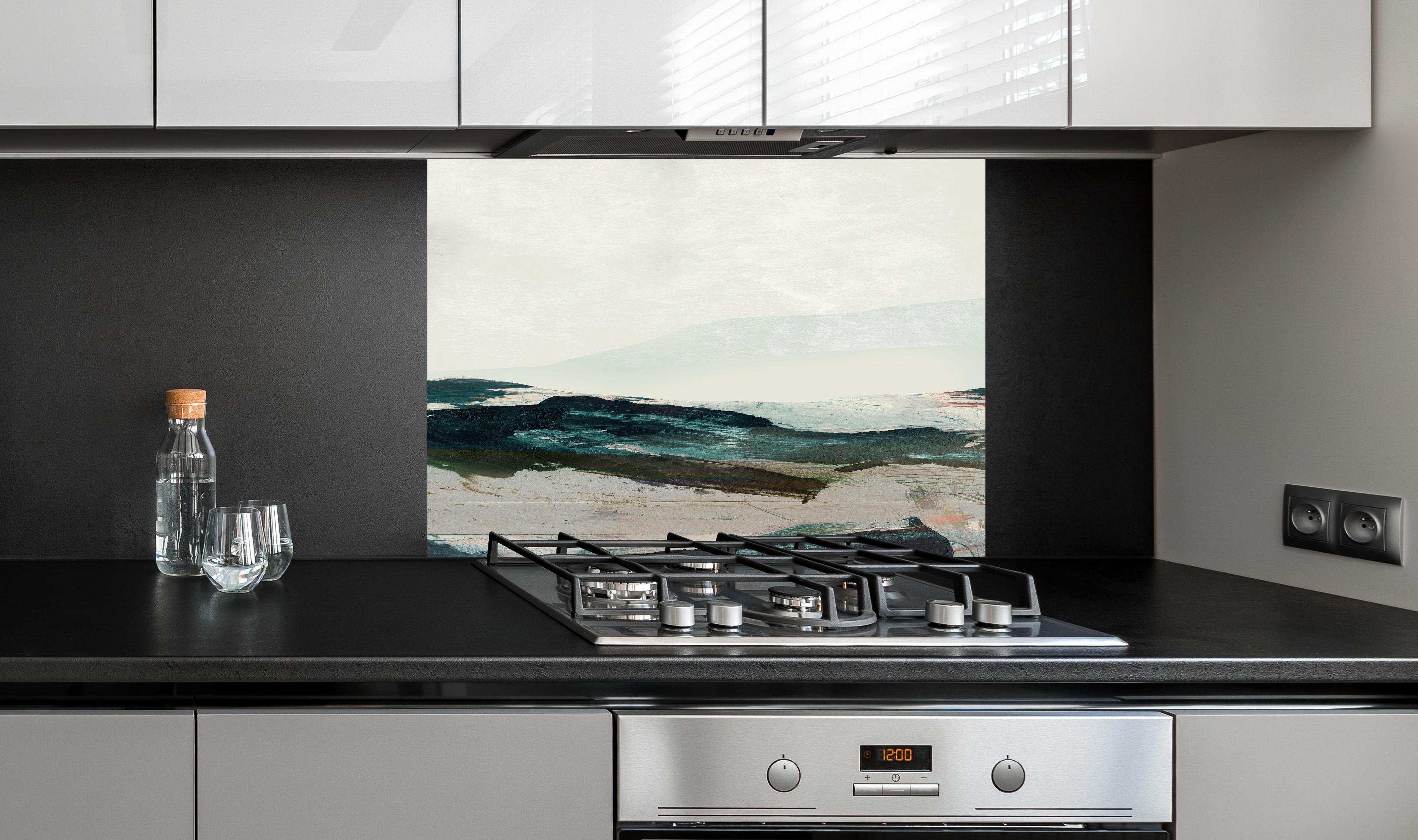 Spritzschutz - Moderne Bergmalerei in kühlen Farbtönen hinter einem Cerankochfeld zwischen Holz-Kochutensilien