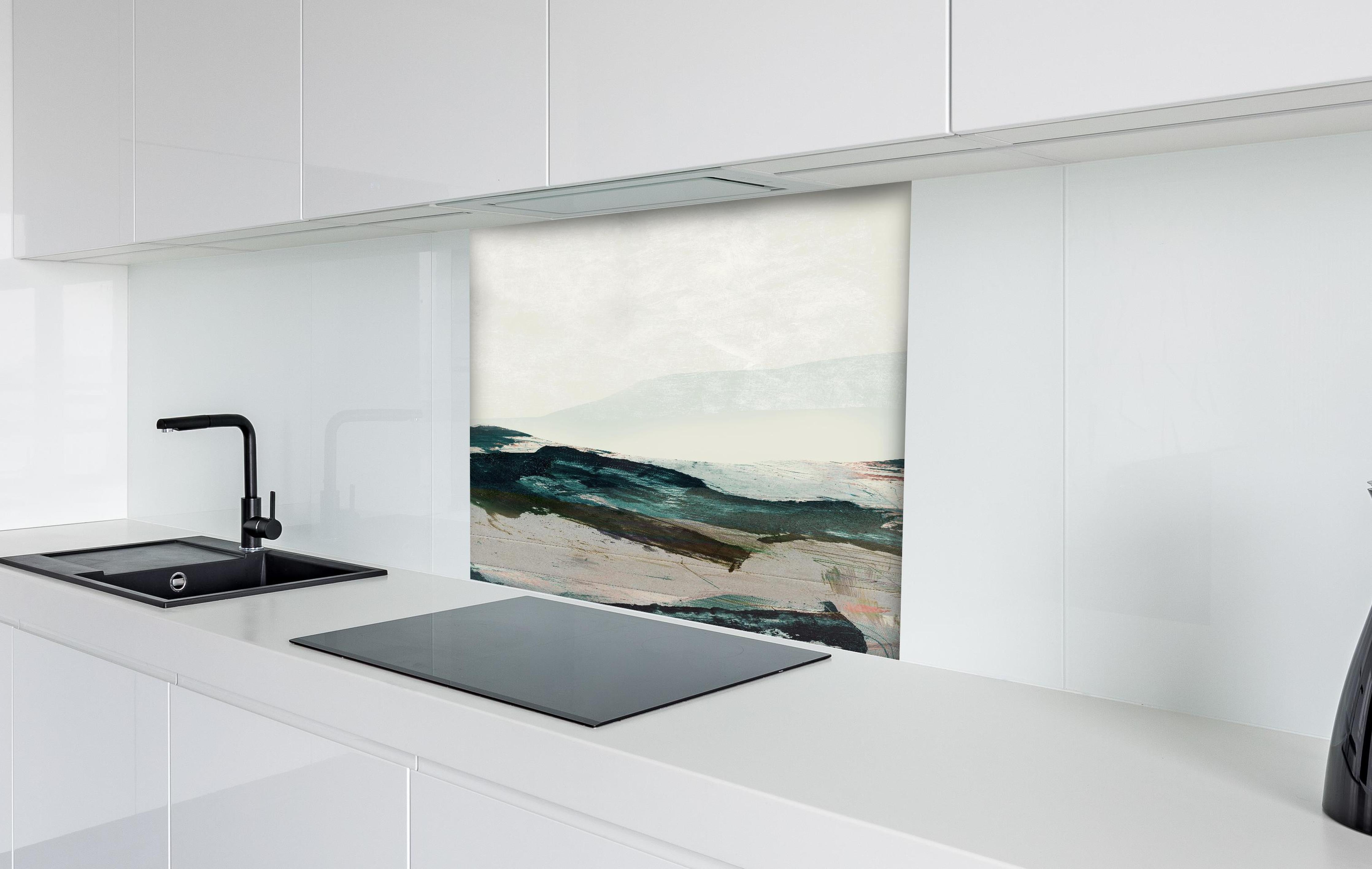 Spritzschutz - Moderne Bergmalerei in kühlen Farbtönen hinter einem Cerankochfeld zwischen Holz-Kochutensilien