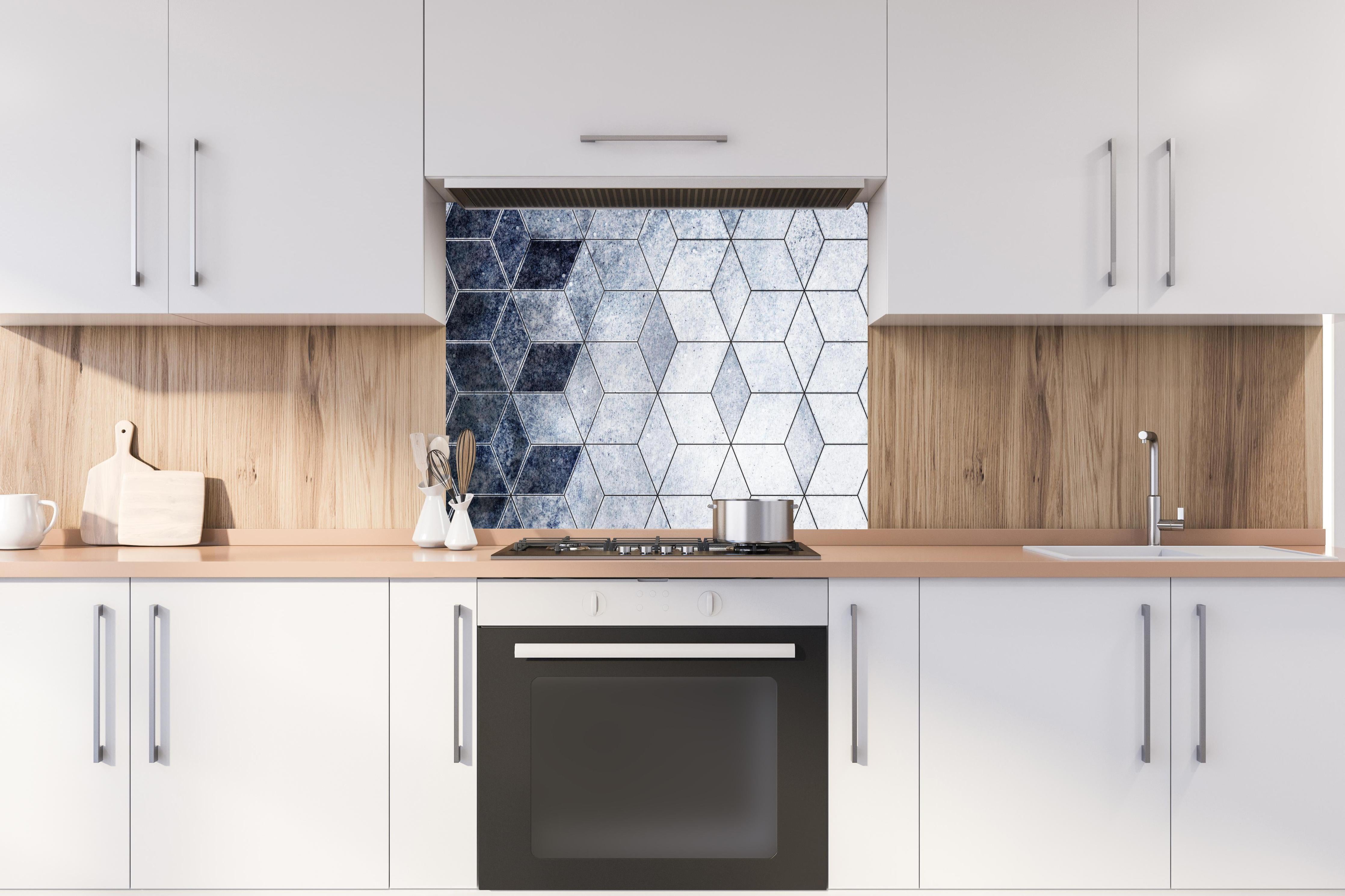 Spritzschutz - Moderne Blau-Graue Wabenmuster Textur hinter einem Cerankochfeld zwischen Holz-Kochutensilien