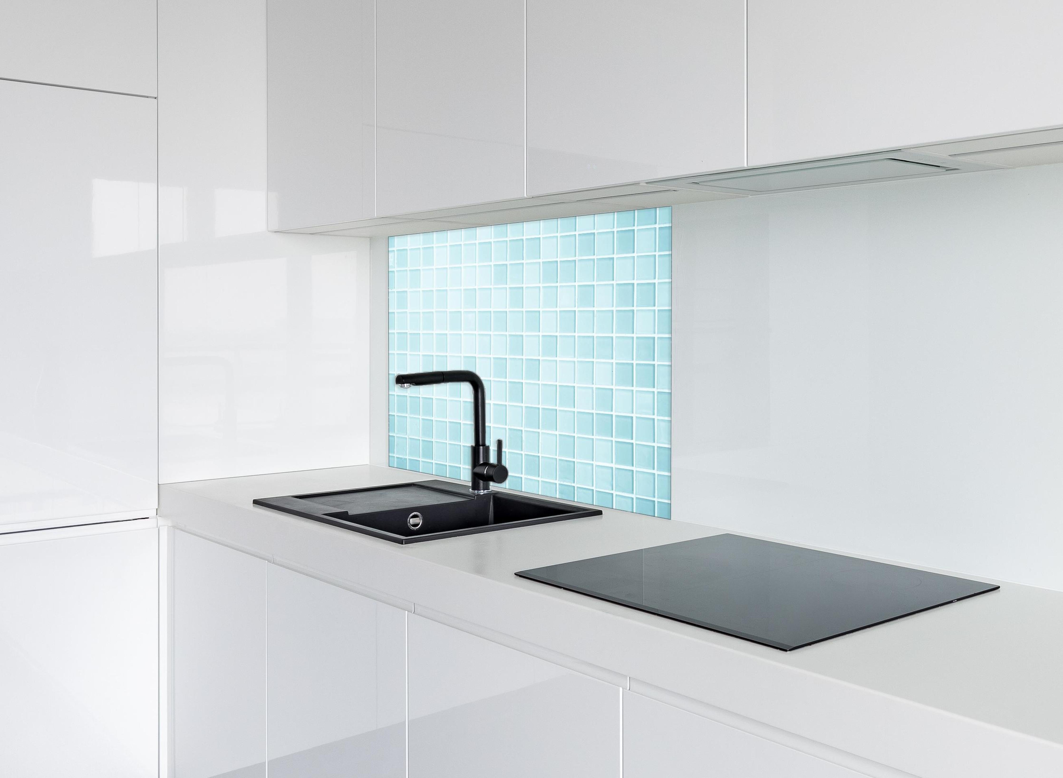 Spritzschutz - Moderne Blau-Weiße Wand- und Bodenfliesen hinter einem Cerankochfeld zwischen Holz-Kochutensilien