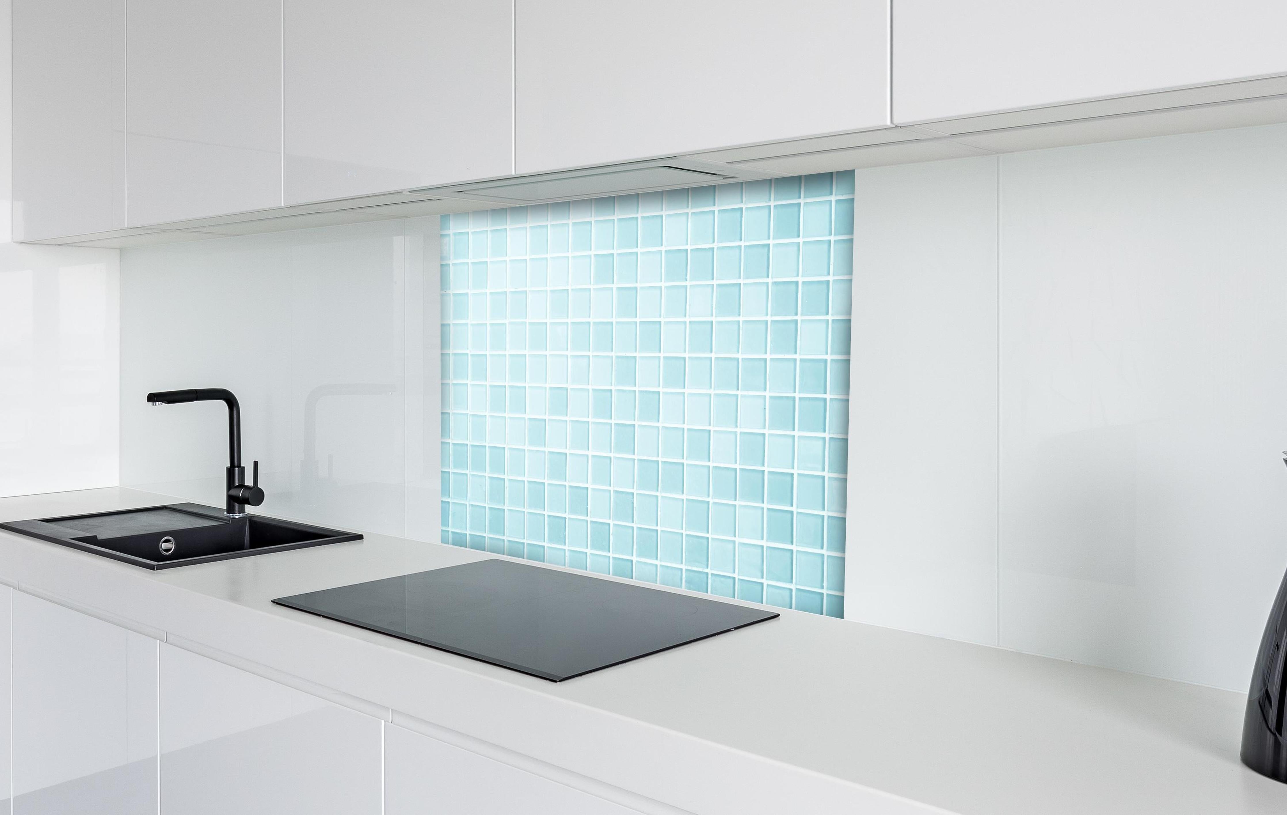 Spritzschutz - Moderne Blau-Weiße Wand- und Bodenfliesen hinter einem Cerankochfeld zwischen Holz-Kochutensilien