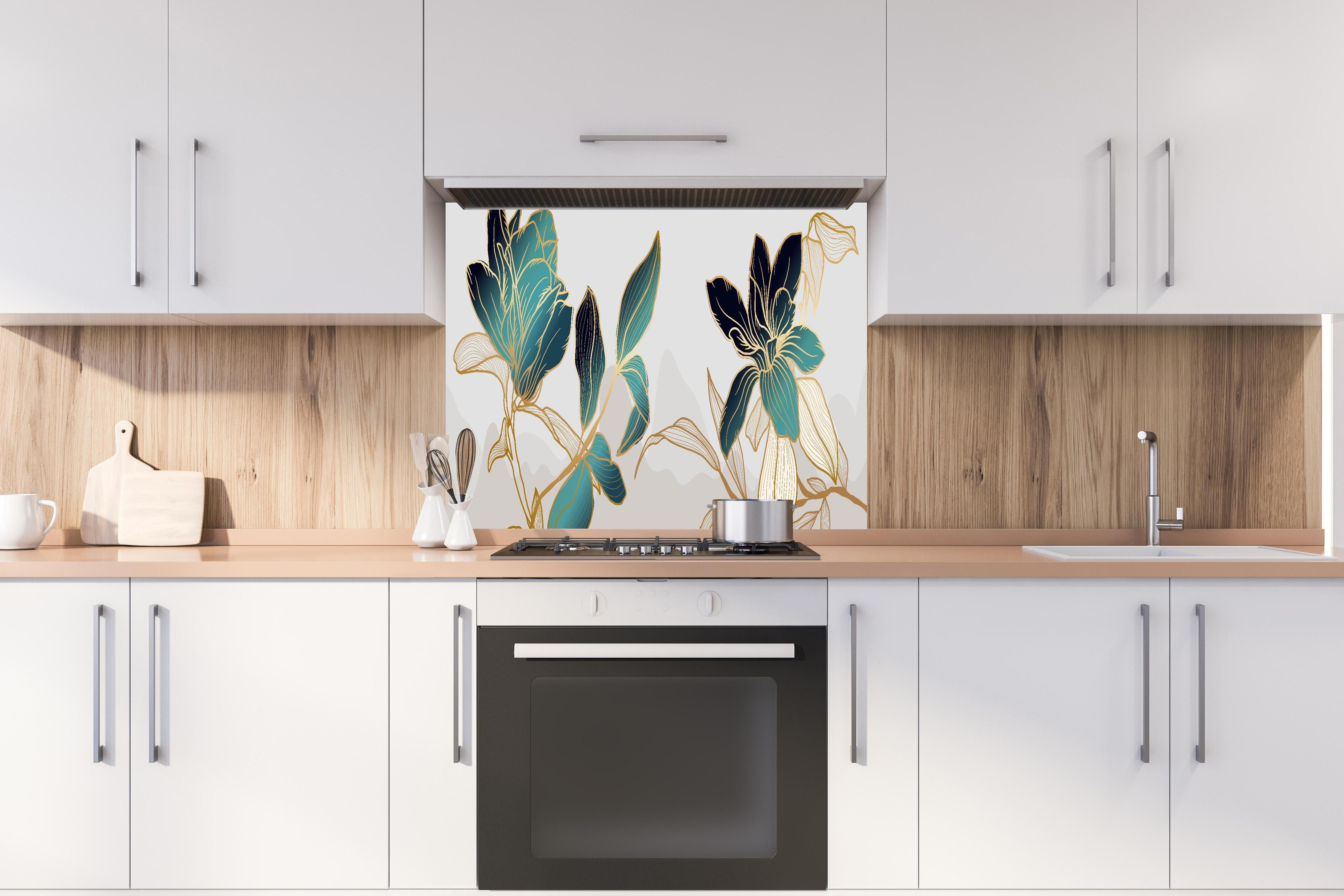 Spritzschutz - Moderne Blaue Blumen Kunstdruck-Illustration hinter einem Cerankochfeld zwischen Holz-Kochutensilien