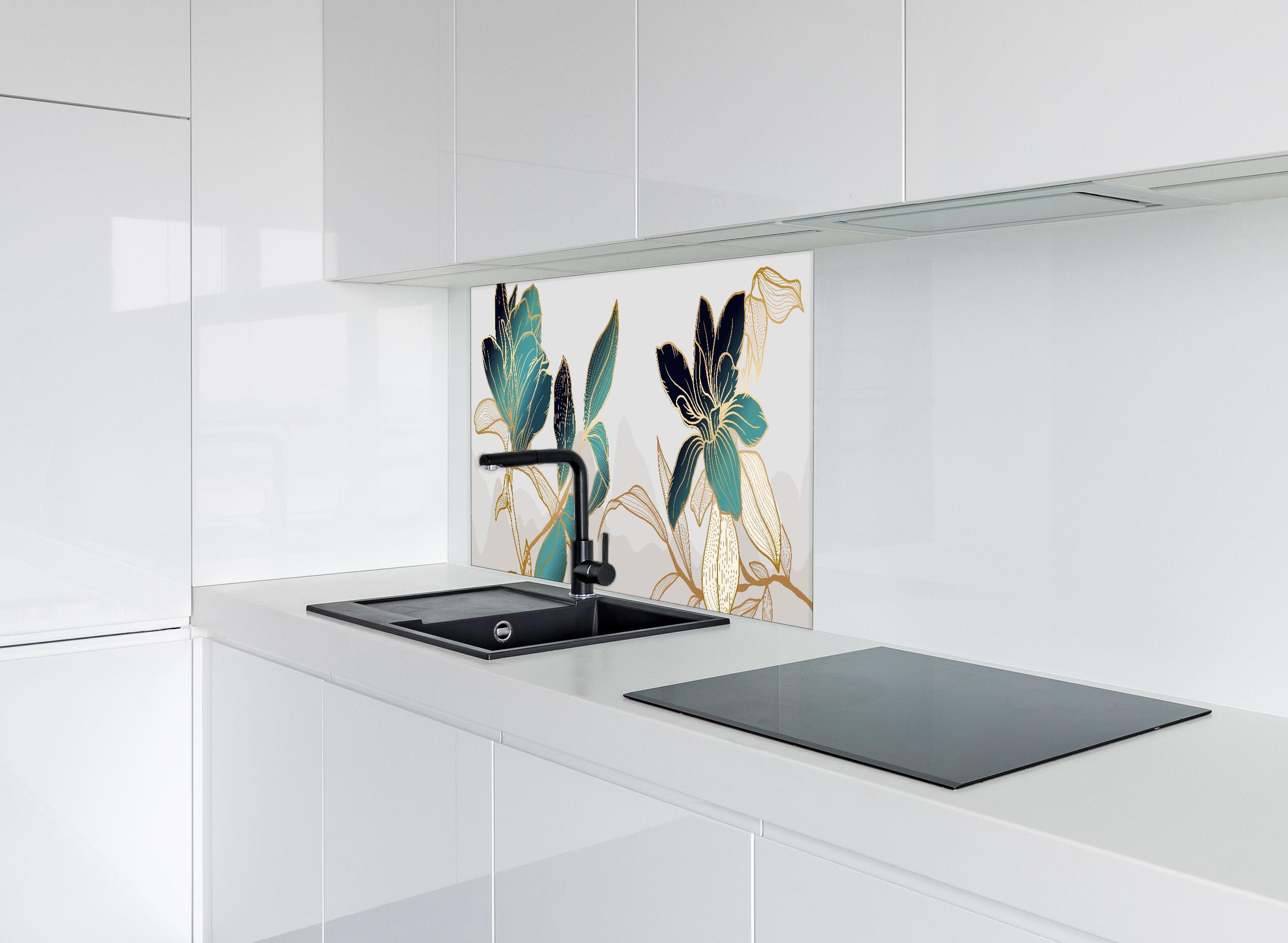 Spritzschutz - Moderne Blaue Blumen Kunstdruck-Illustration hinter einem Cerankochfeld zwischen Holz-Kochutensilien