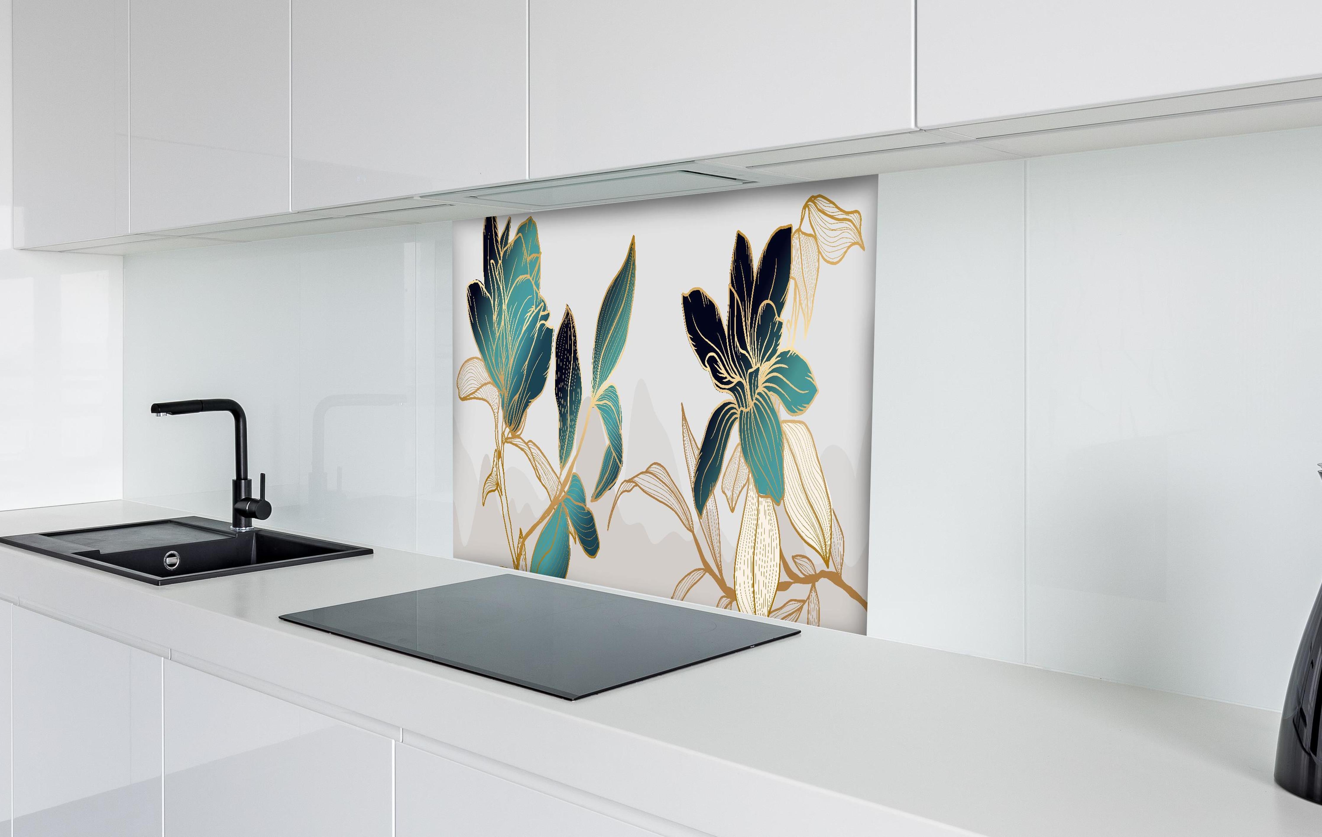 Spritzschutz - Moderne Blaue Blumen Kunstdruck-Illustration hinter einem Cerankochfeld zwischen Holz-Kochutensilien