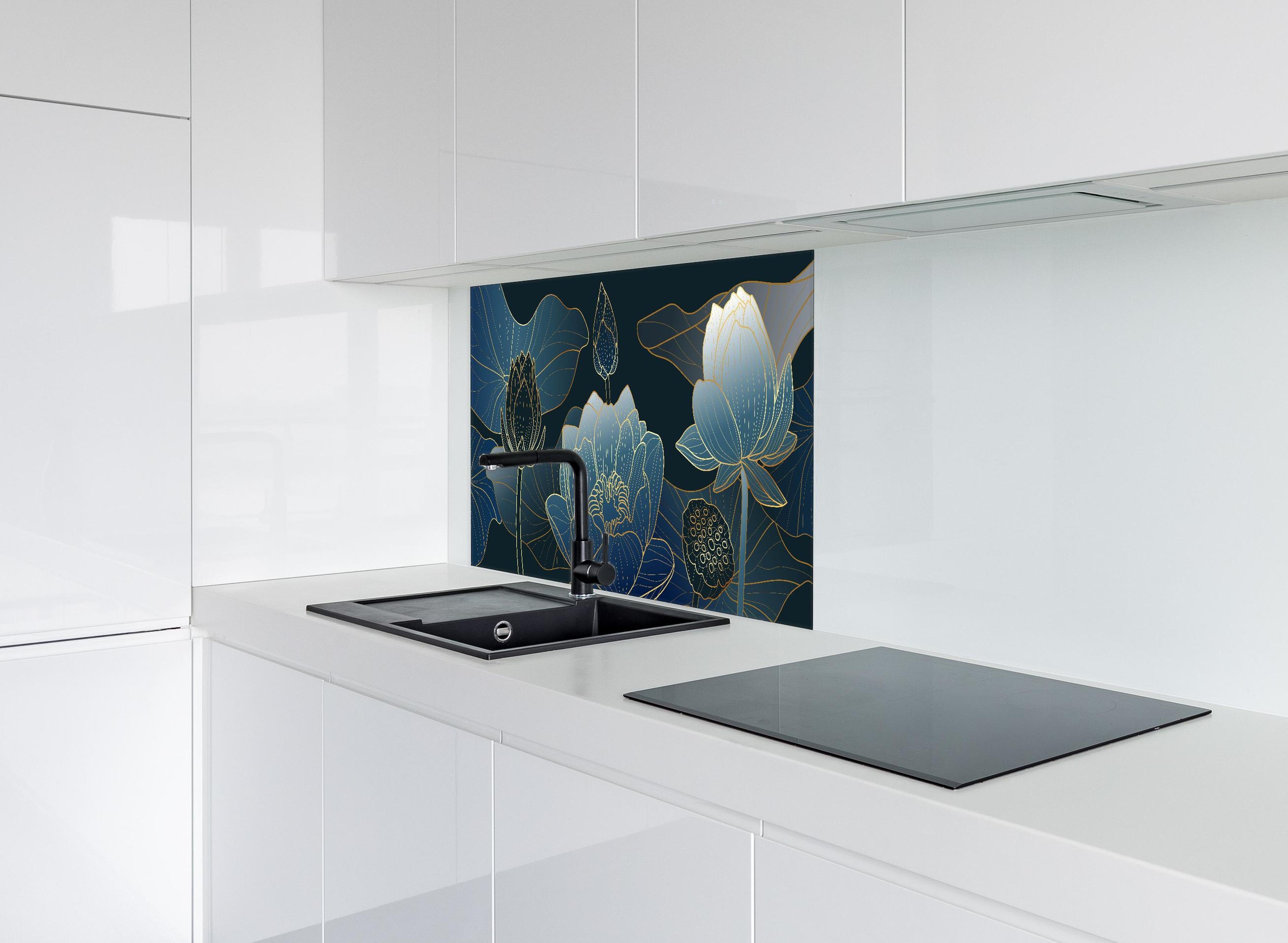 Spritzschutz - Moderne Blütenkunst in kühlen Farbnuancen hinter einem Cerankochfeld zwischen Holz-Kochutensilien