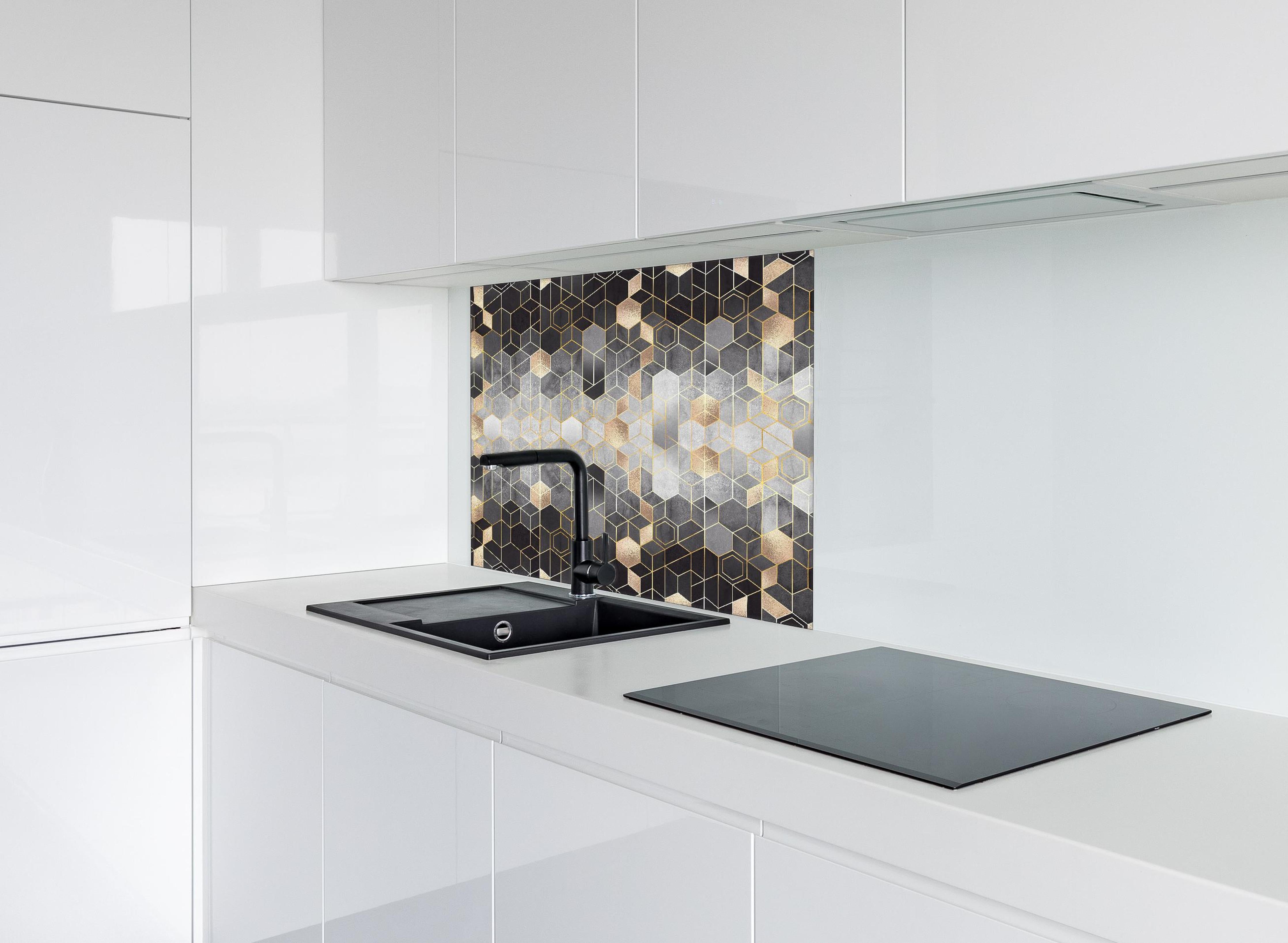 Spritzschutz - Moderne Darstellung - Luxus hinter einem Cerankochfeld zwischen Holz-Kochutensilien