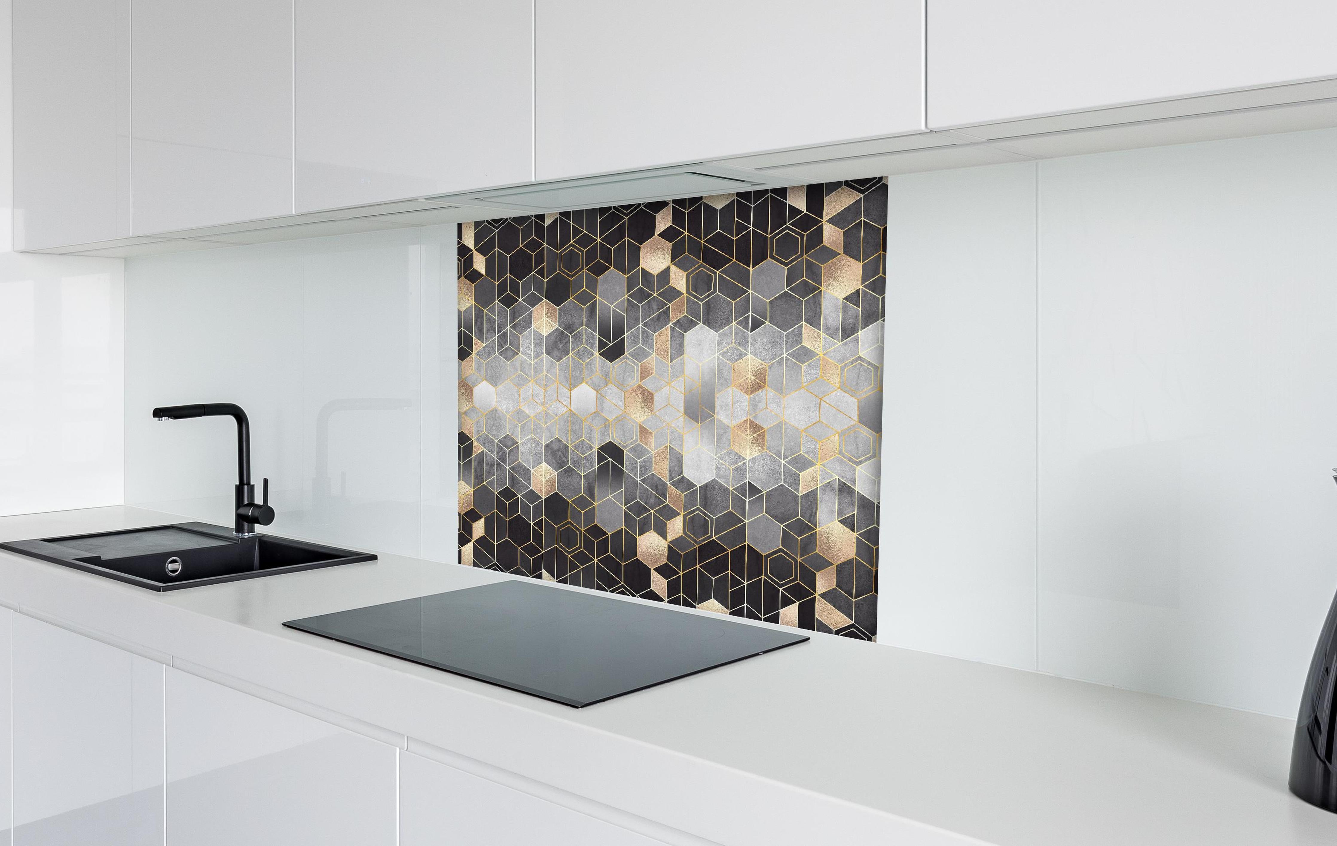 Spritzschutz - Moderne Darstellung - Luxus hinter einem Cerankochfeld zwischen Holz-Kochutensilien