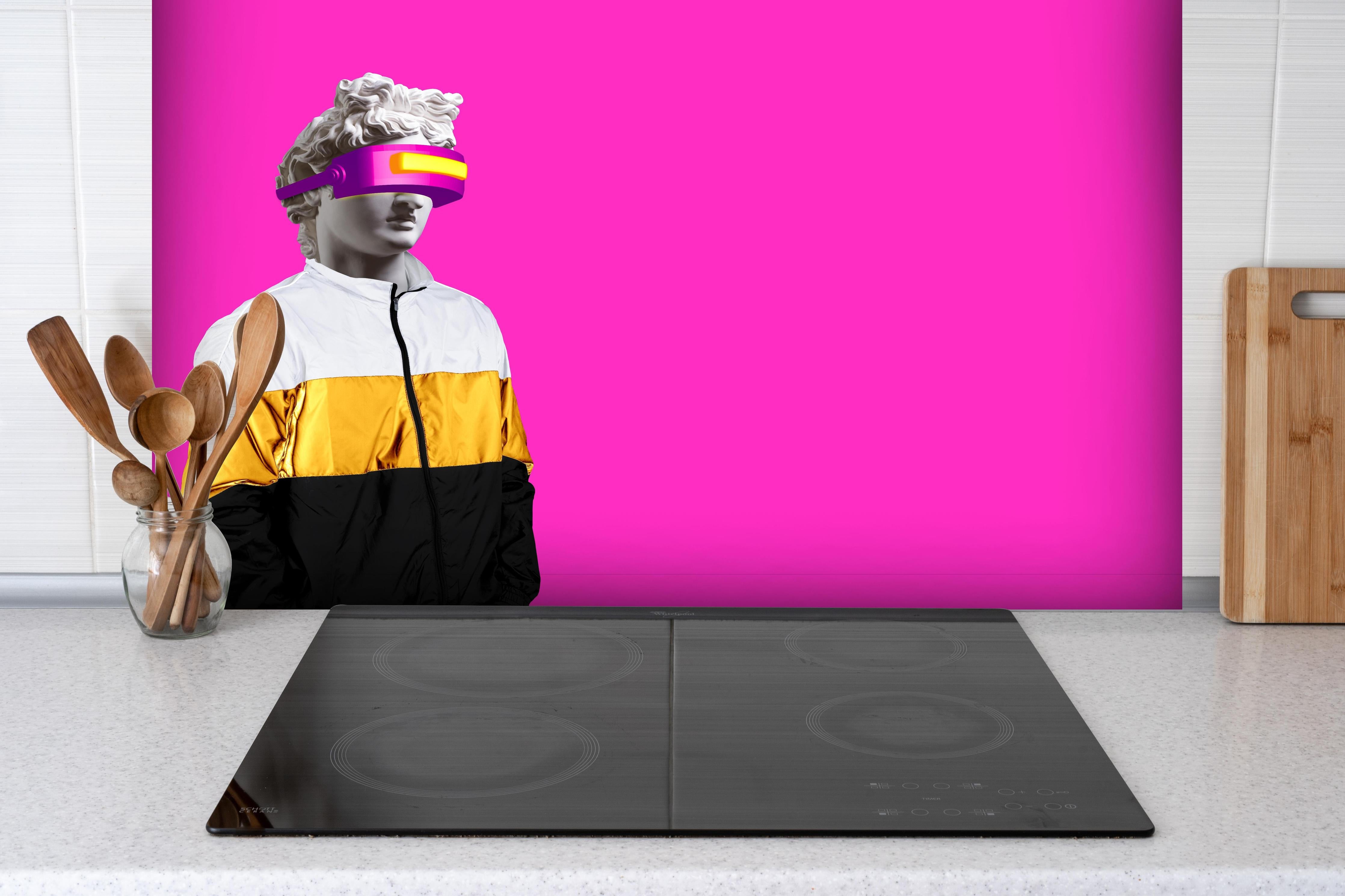 Spritzschutz - Moderne Darstellung - VR Brille auf lila Hintergrund hinter einem Cerankochfeld zwischen Holz-Kochutensilien