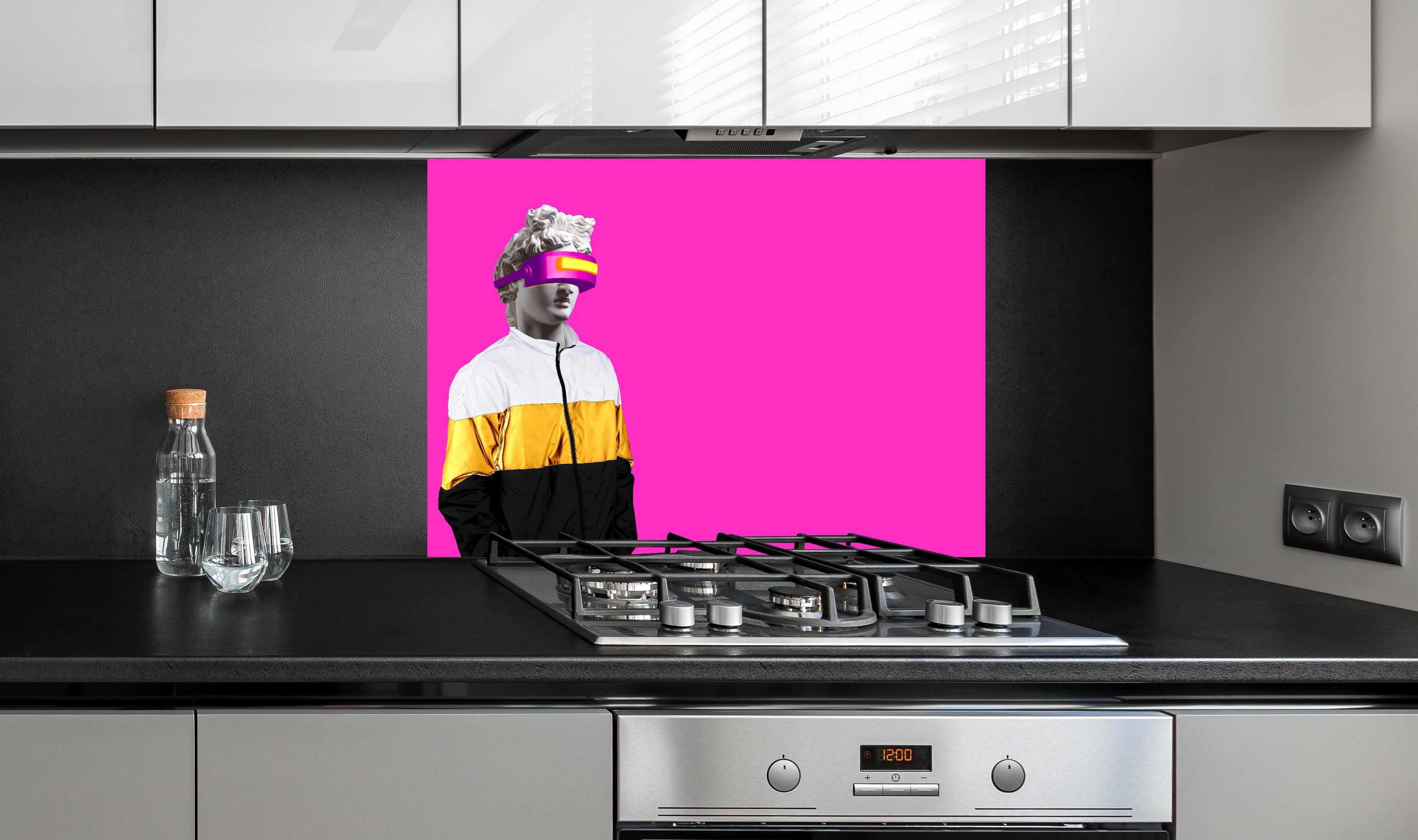 Spritzschutz - Moderne Darstellung - VR Brille auf lila Hintergrund hinter einem Cerankochfeld zwischen Holz-Kochutensilien