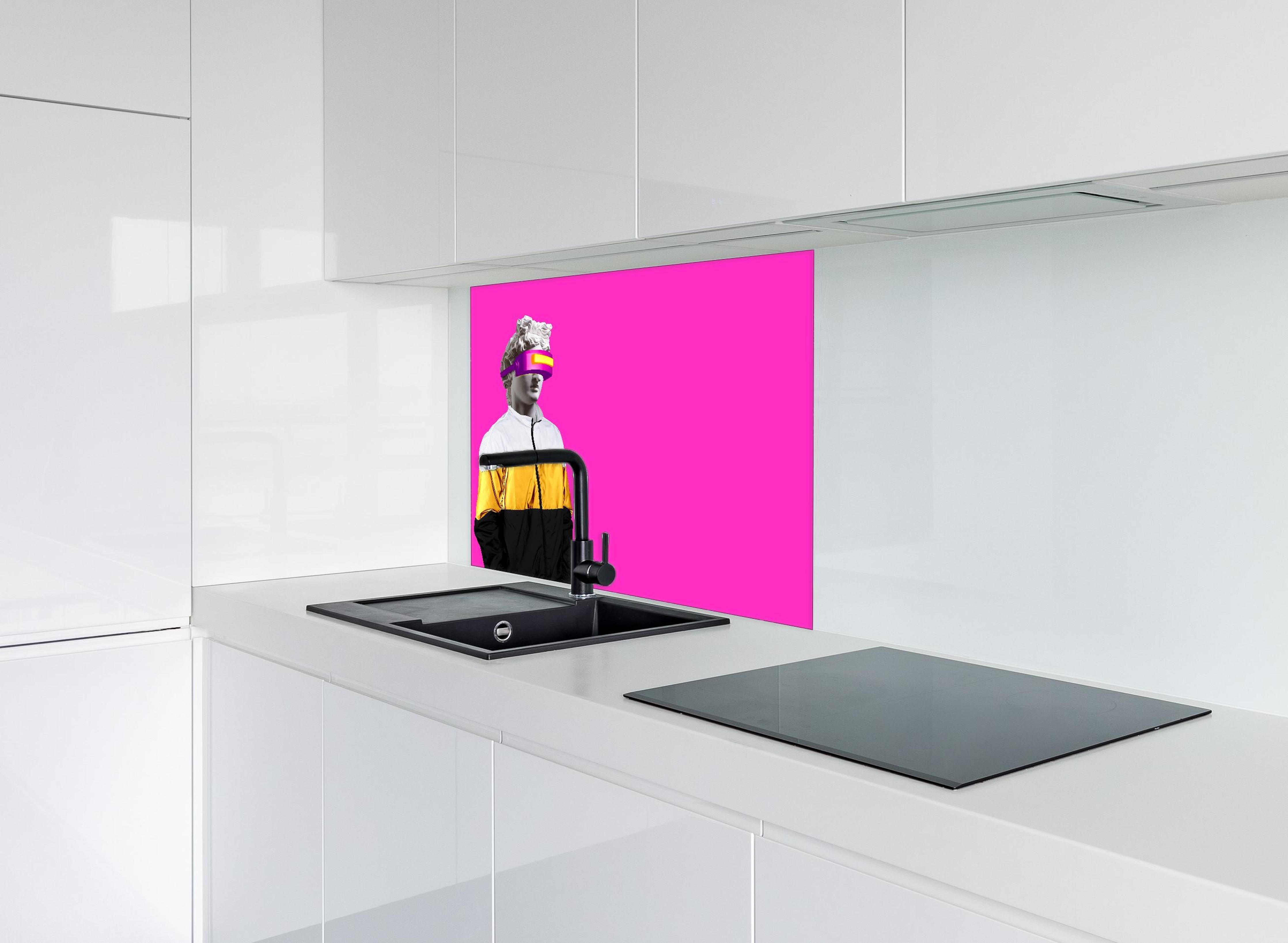 Spritzschutz - Moderne Darstellung - VR Brille auf lila Hintergrund hinter einem Cerankochfeld zwischen Holz-Kochutensilien