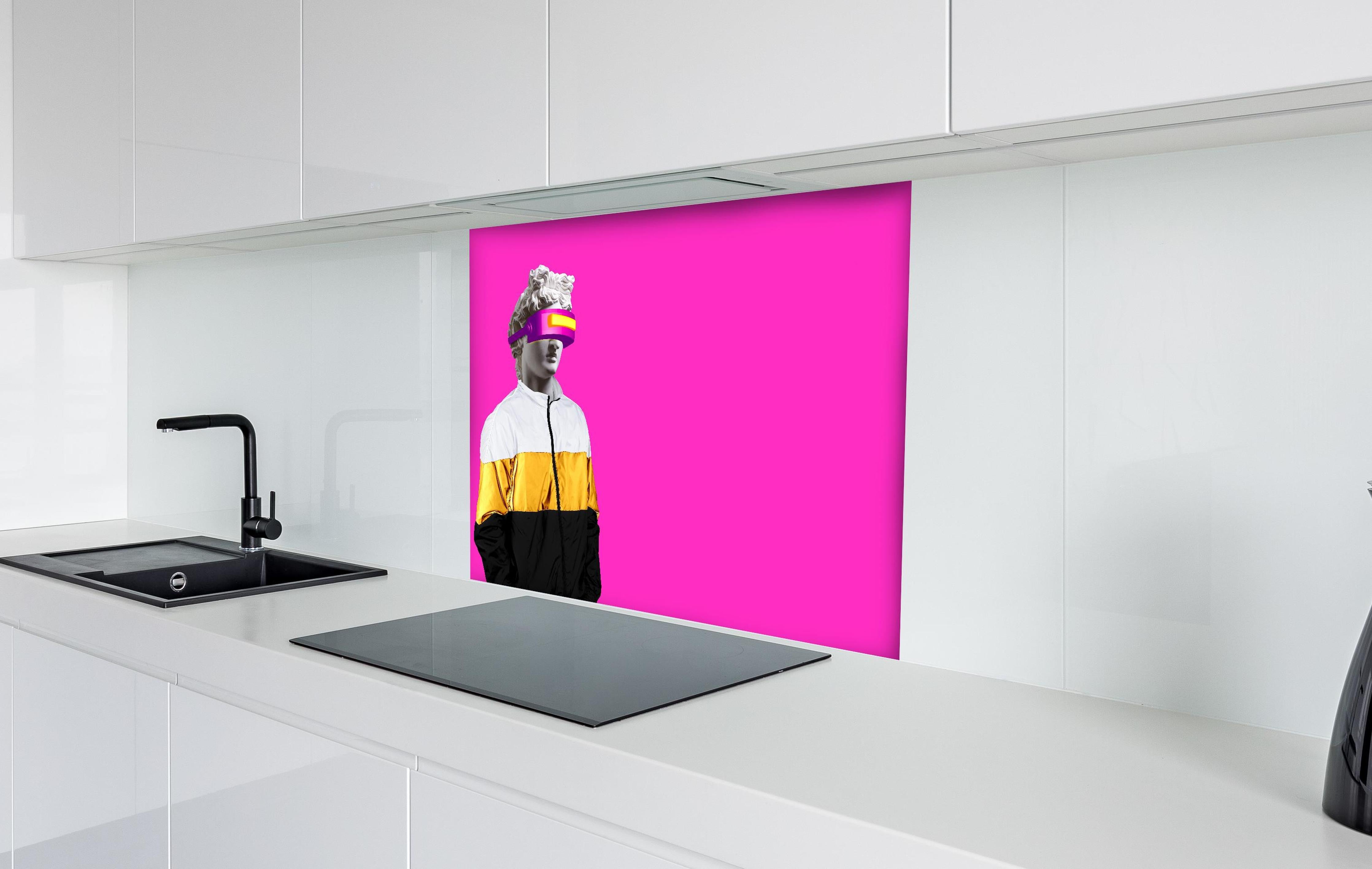 Spritzschutz - Moderne Darstellung - VR Brille auf lila Hintergrund hinter einem Cerankochfeld zwischen Holz-Kochutensilien