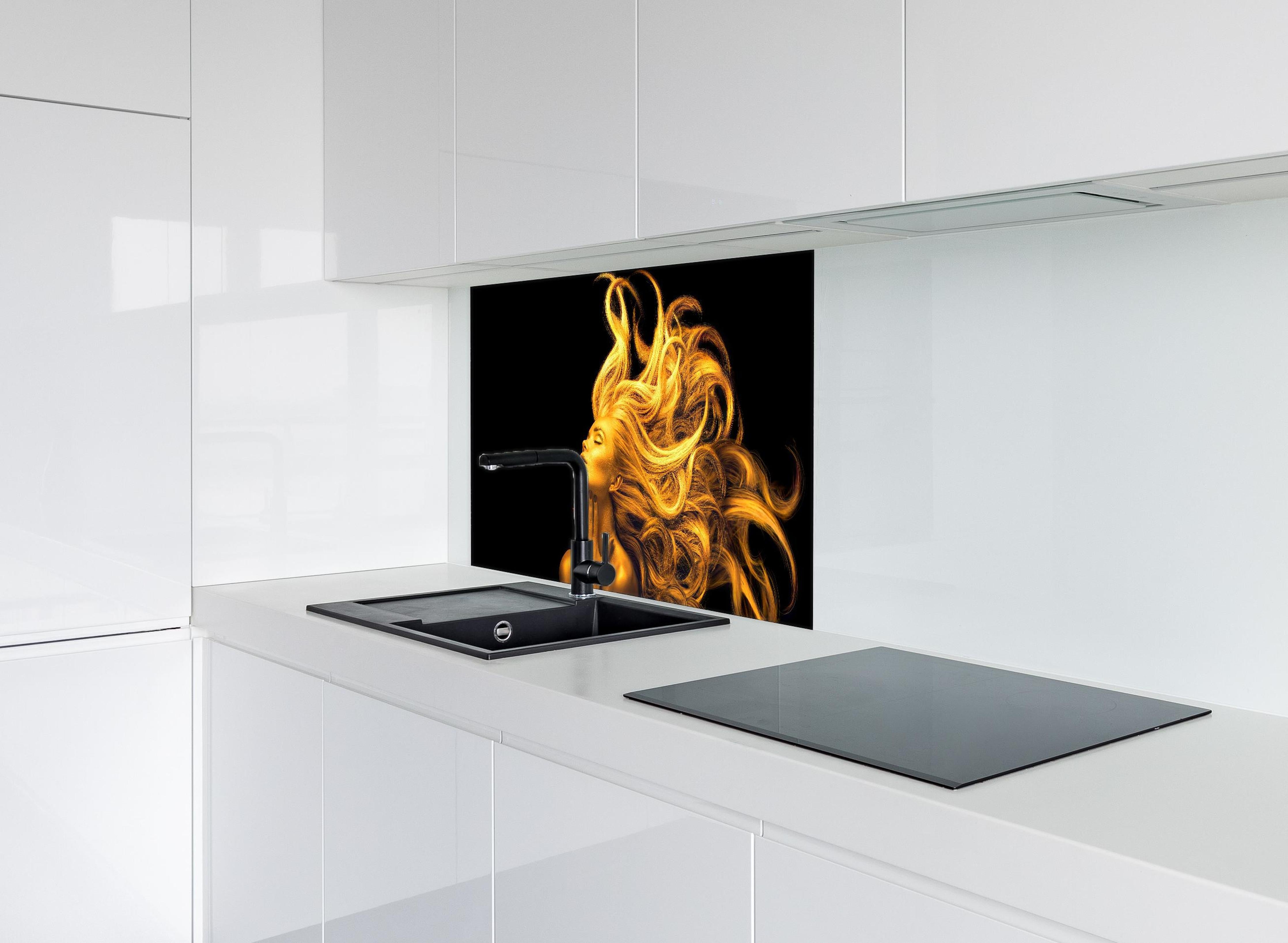 Spritzschutz - Moderne Darstellung einer vergoldeten Frau hinter einem Cerankochfeld zwischen Holz-Kochutensilien