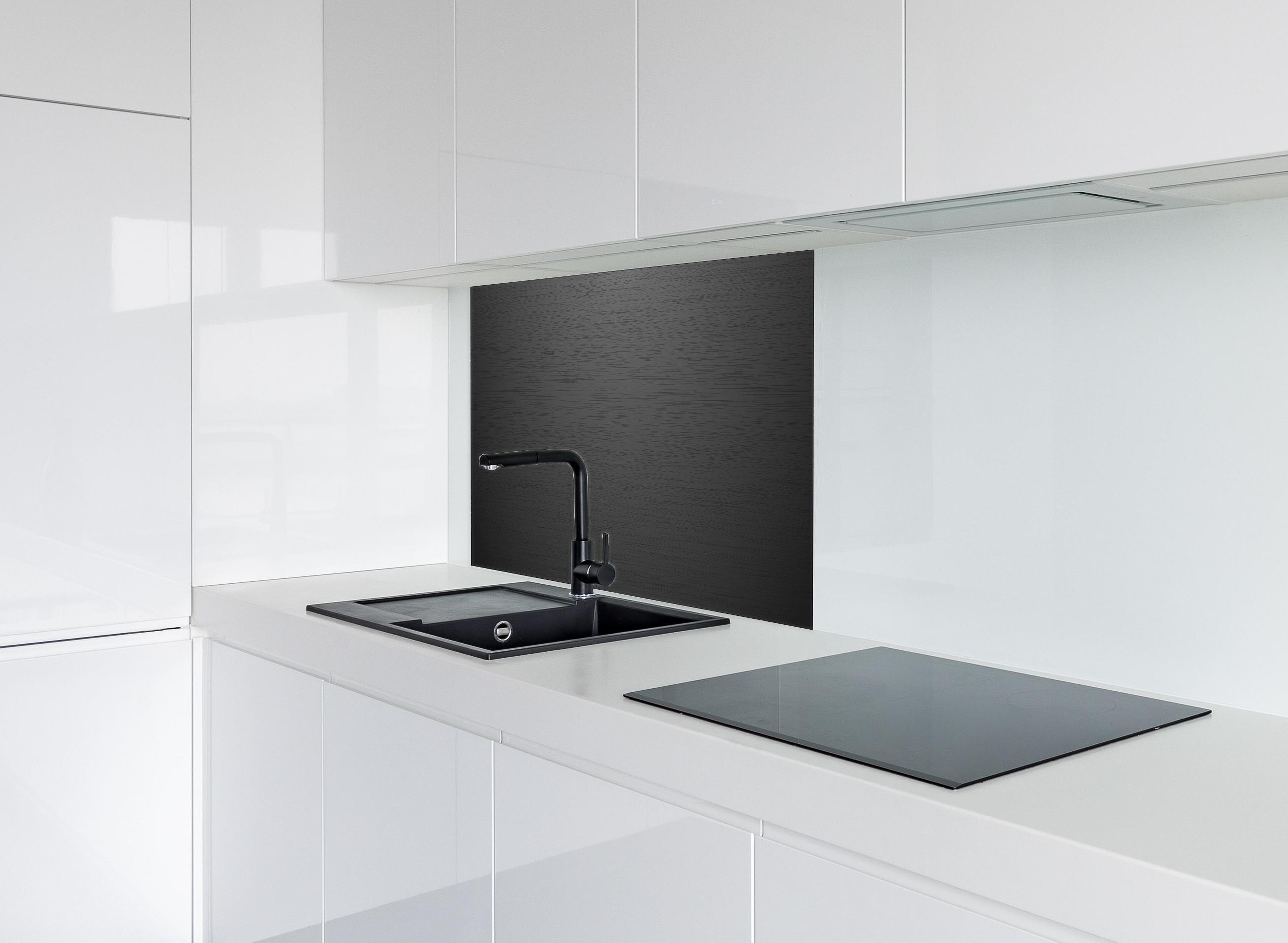 Spritzschutz - Moderne Dunkelgraue Strukturoberfläche hinter einem Cerankochfeld zwischen Holz-Kochutensilien