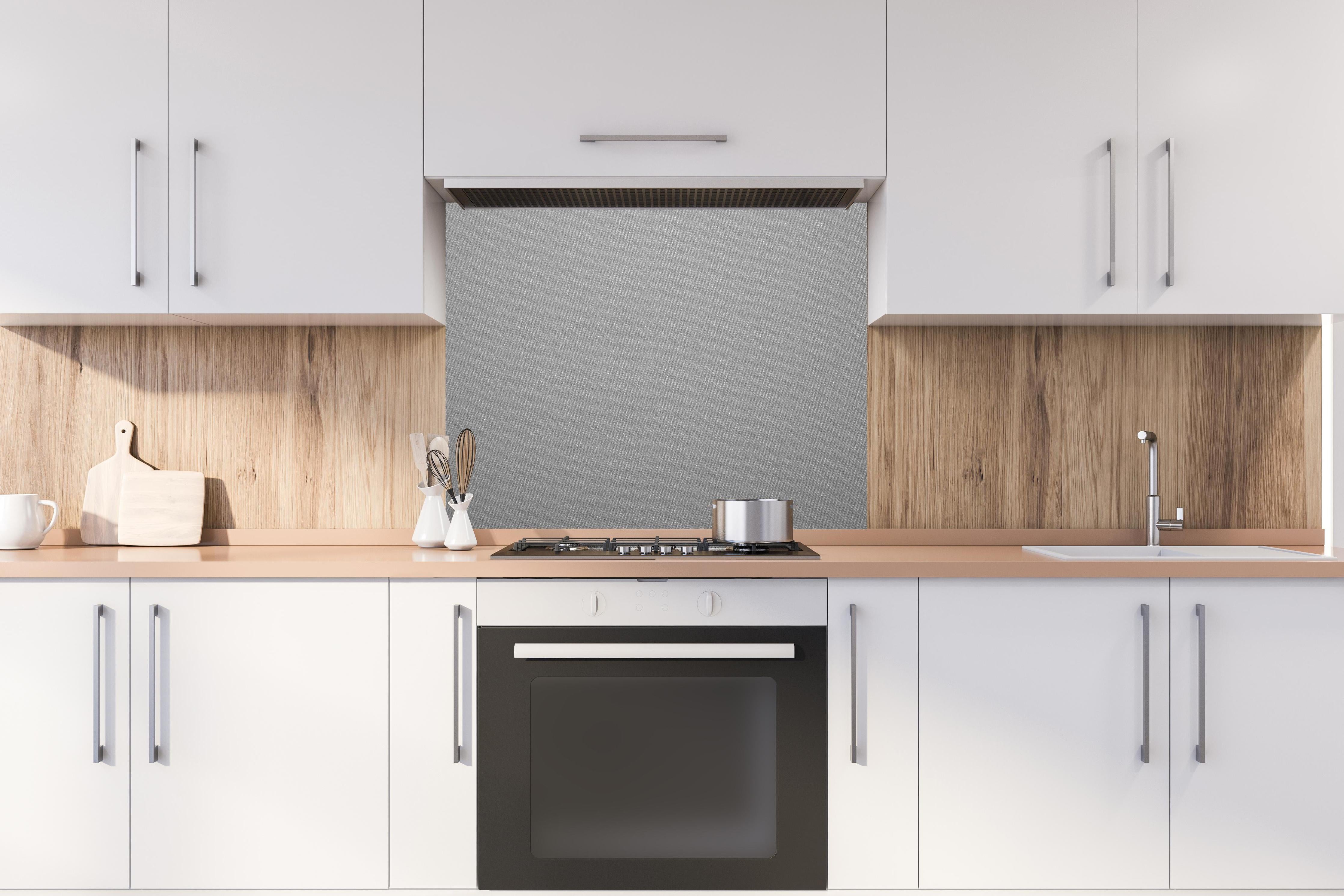 Spritzschutz - Moderne Einfarbige Graue Betontextur hinter einem Cerankochfeld zwischen Holz-Kochutensilien