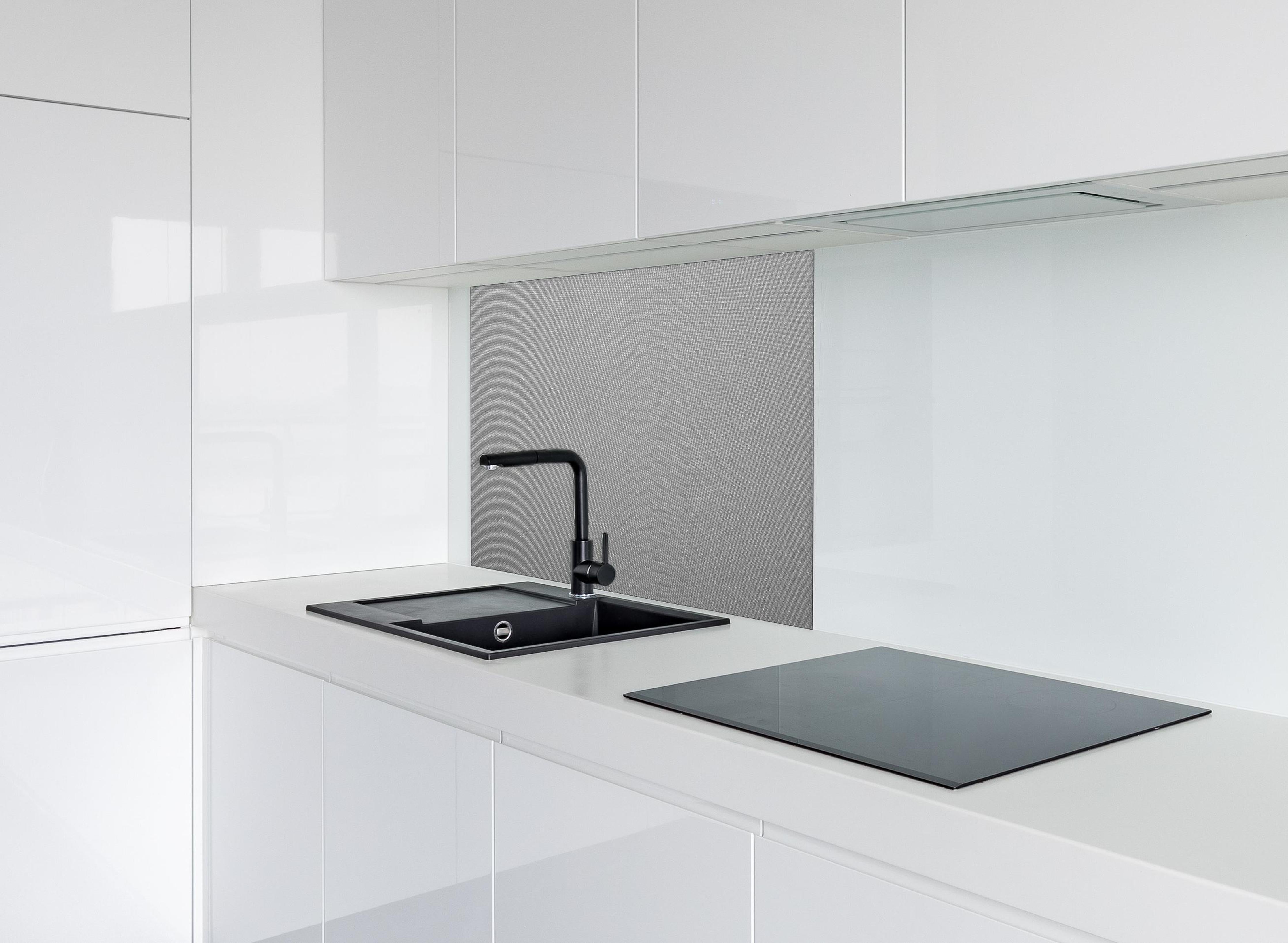 Spritzschutz - Moderne Einfarbige Graue Betontextur hinter einem Cerankochfeld zwischen Holz-Kochutensilien