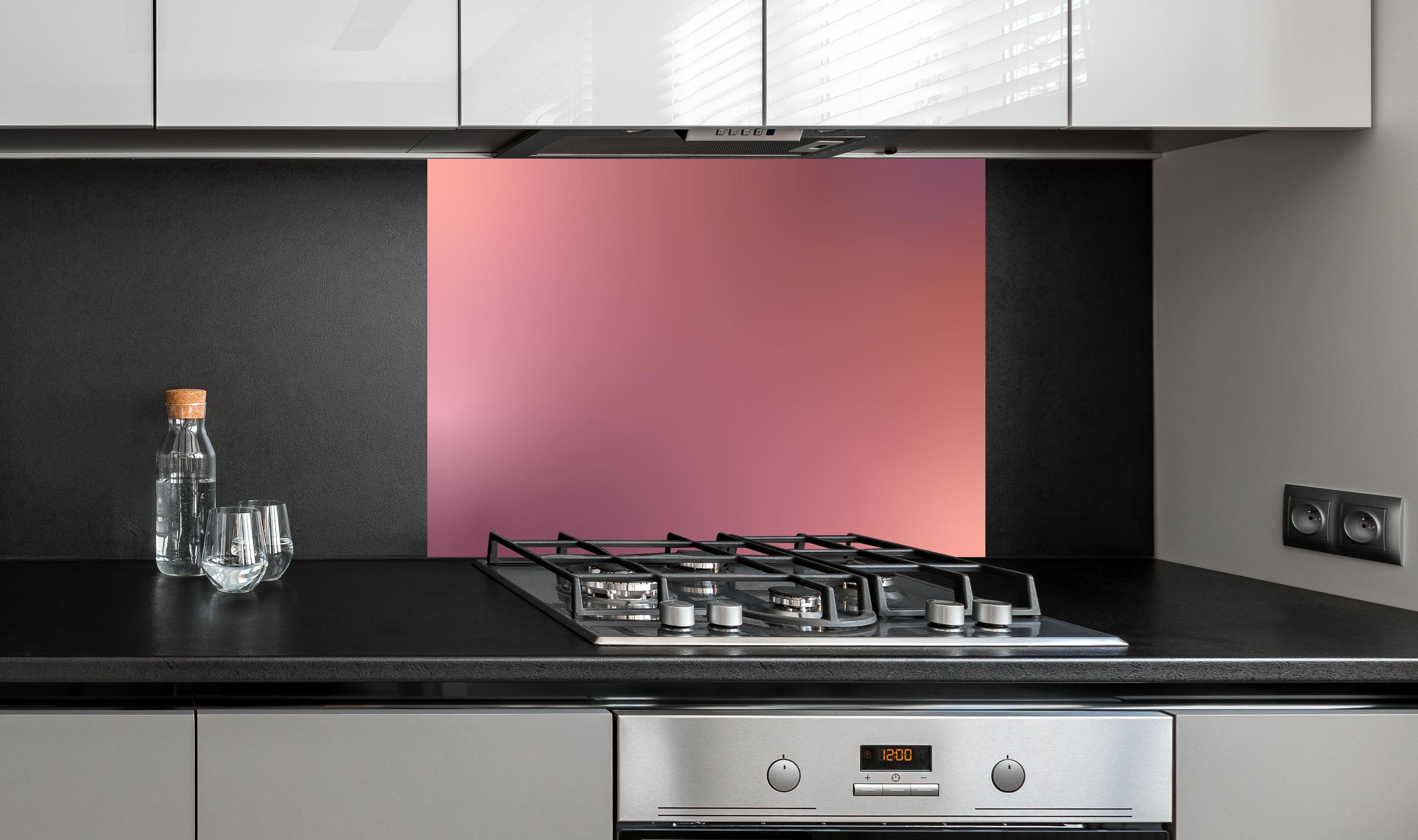 Spritzschutz - Moderne Farbe mit sanfter Textur hinter einem Cerankochfeld zwischen Holz-Kochutensilien