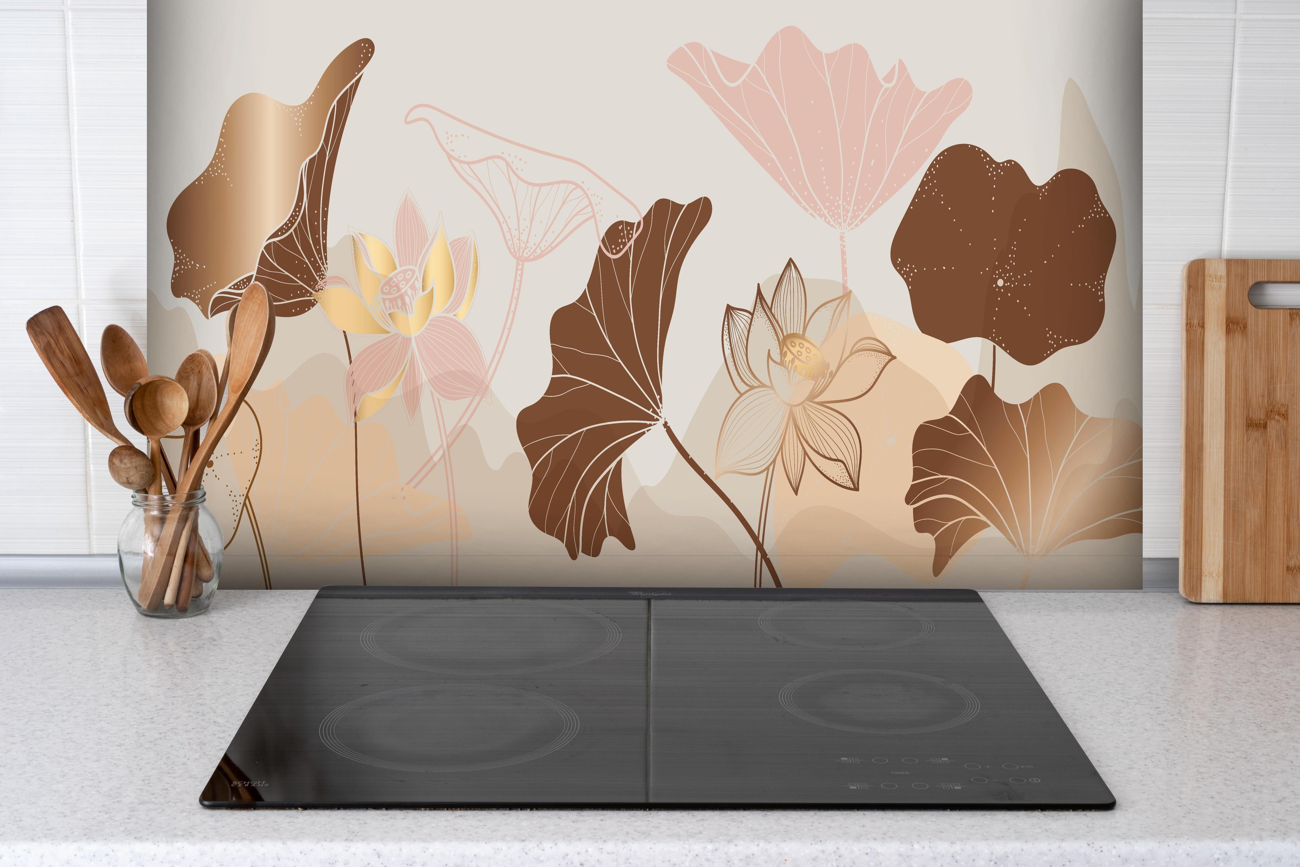 Spritzschutz - Moderne Floral Art in Beige und Braun hinter einem Cerankochfeld zwischen Holz-Kochutensilien