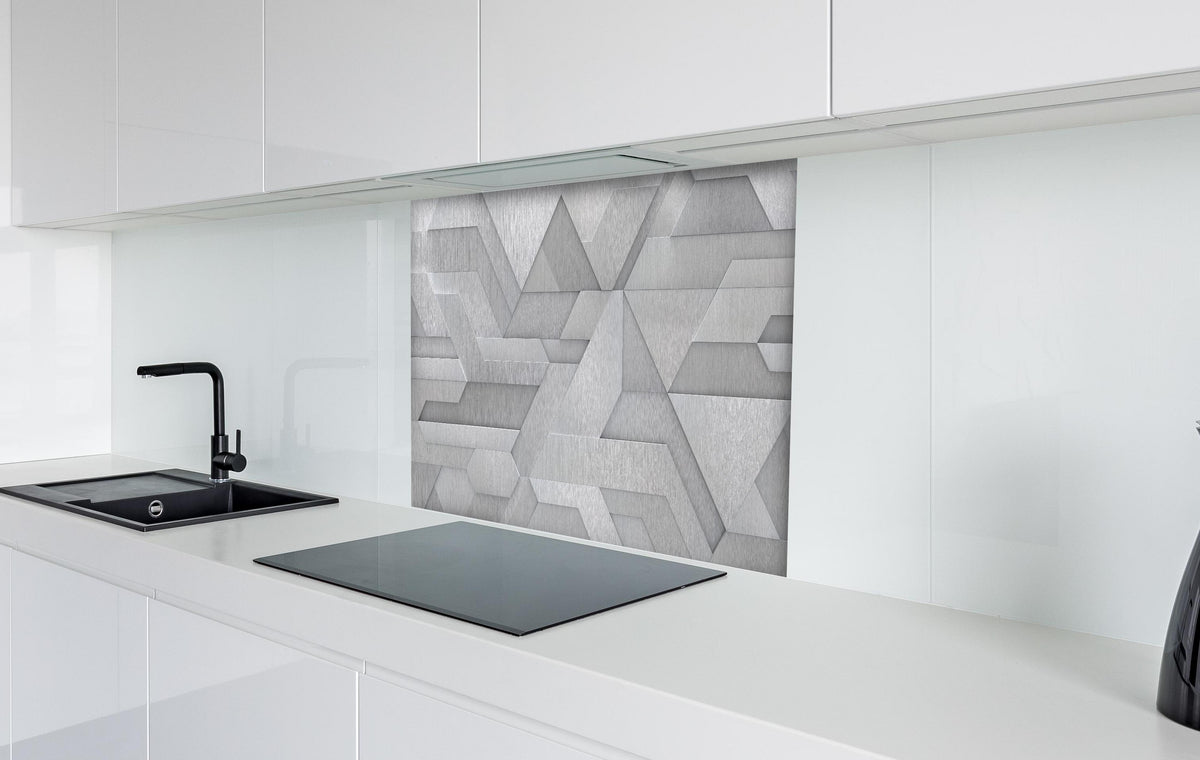 Spritzschutz - Moderne Geometrie in Weiß und Metalloptik hinter einem Cerankochfeld zwischen Holz-Kochutensilien