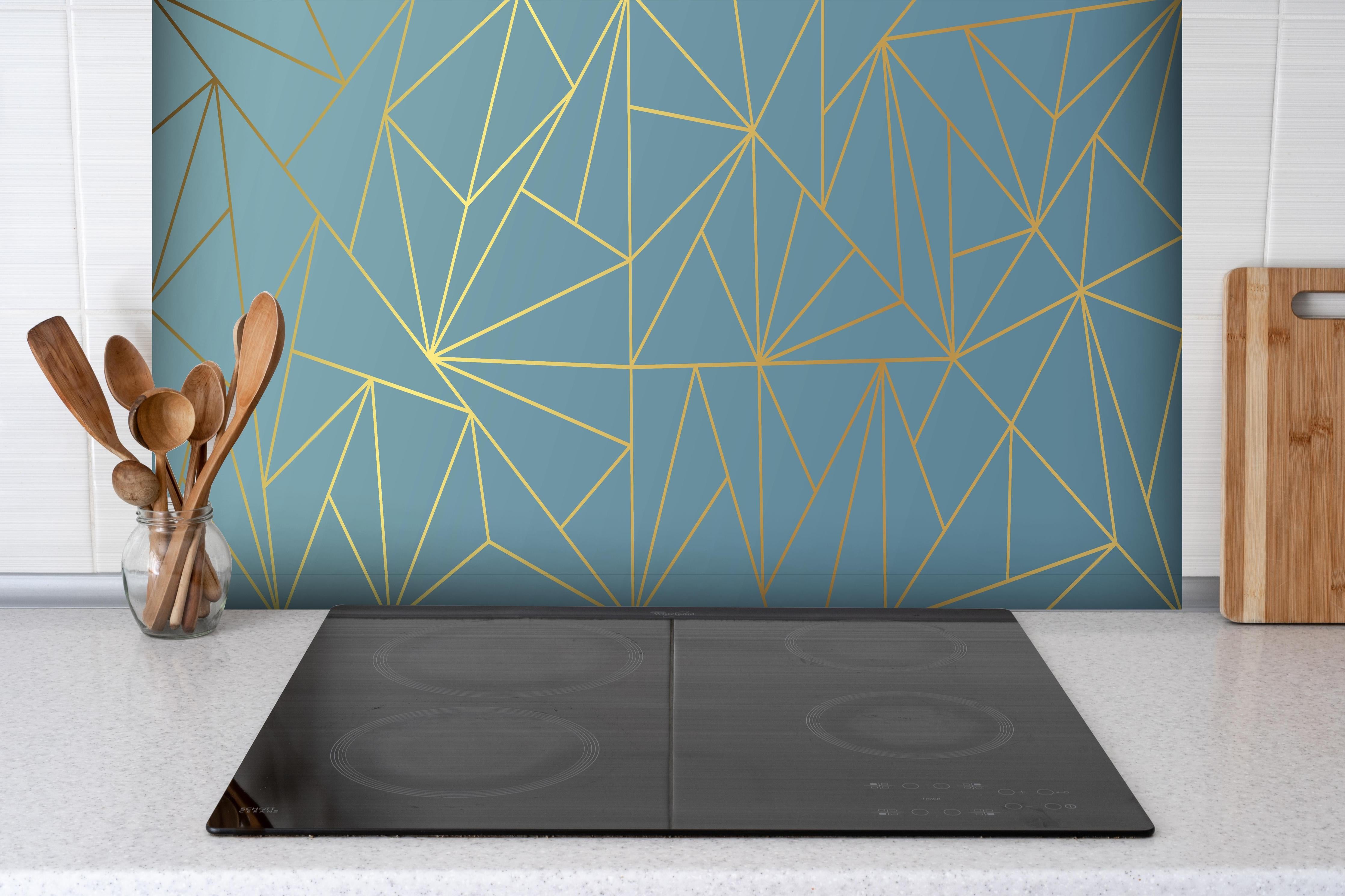 Spritzschutz - Moderne GoldLine Geometrie auf Blau hinter einem Cerankochfeld zwischen Holz-Kochutensilien