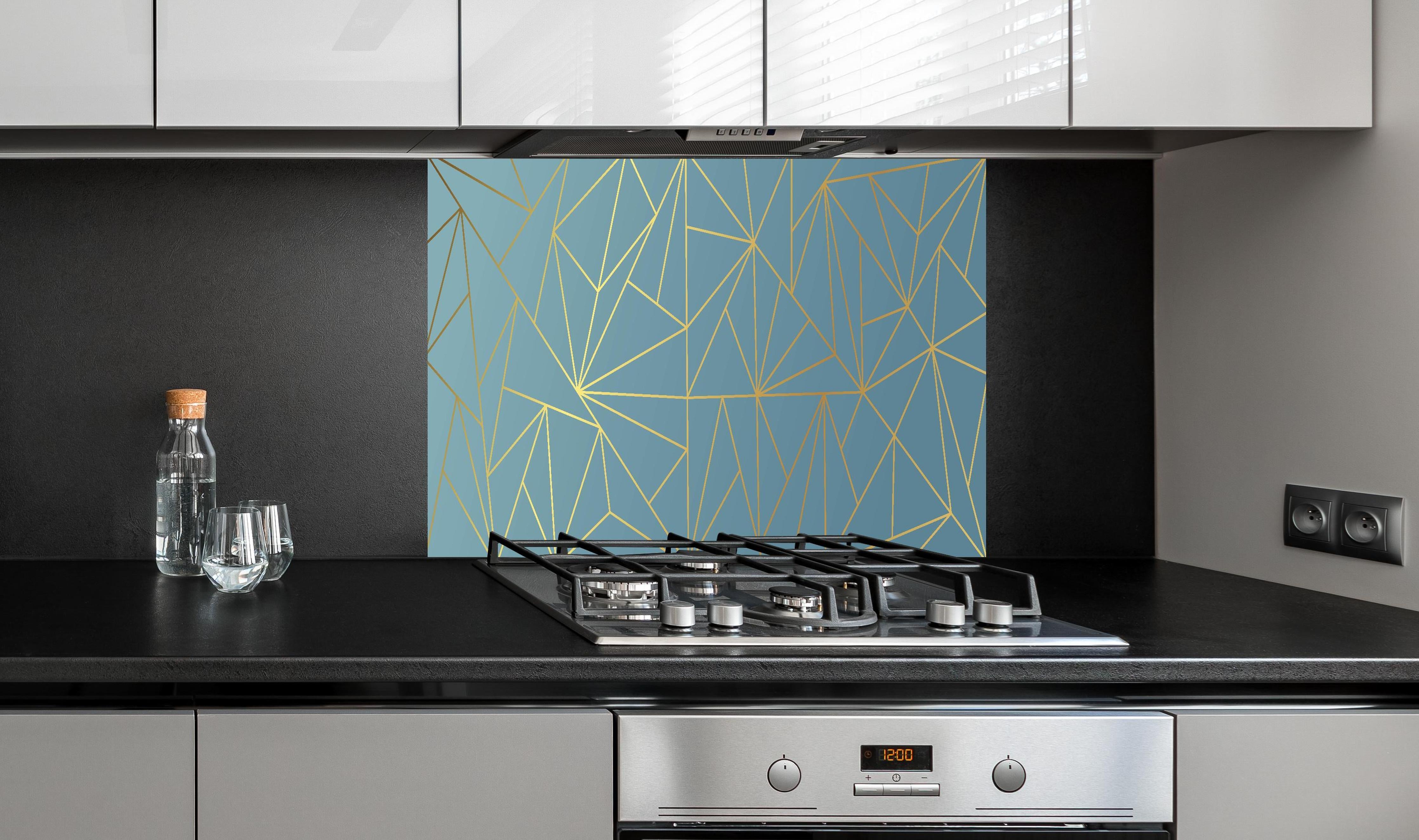 Spritzschutz - Moderne GoldLine Geometrie auf Blau hinter einem Cerankochfeld zwischen Holz-Kochutensilien