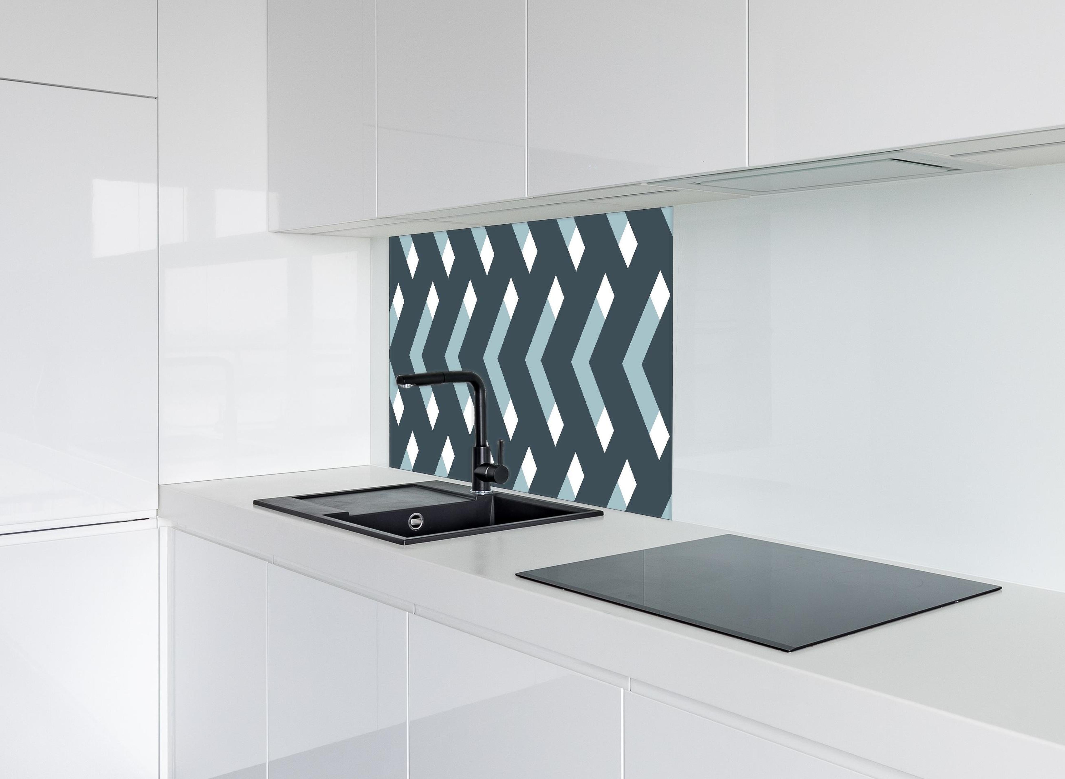 Spritzschutz - Moderne Grau-Weiß Chevron Design Tapete hinter einem Cerankochfeld zwischen Holz-Kochutensilien
