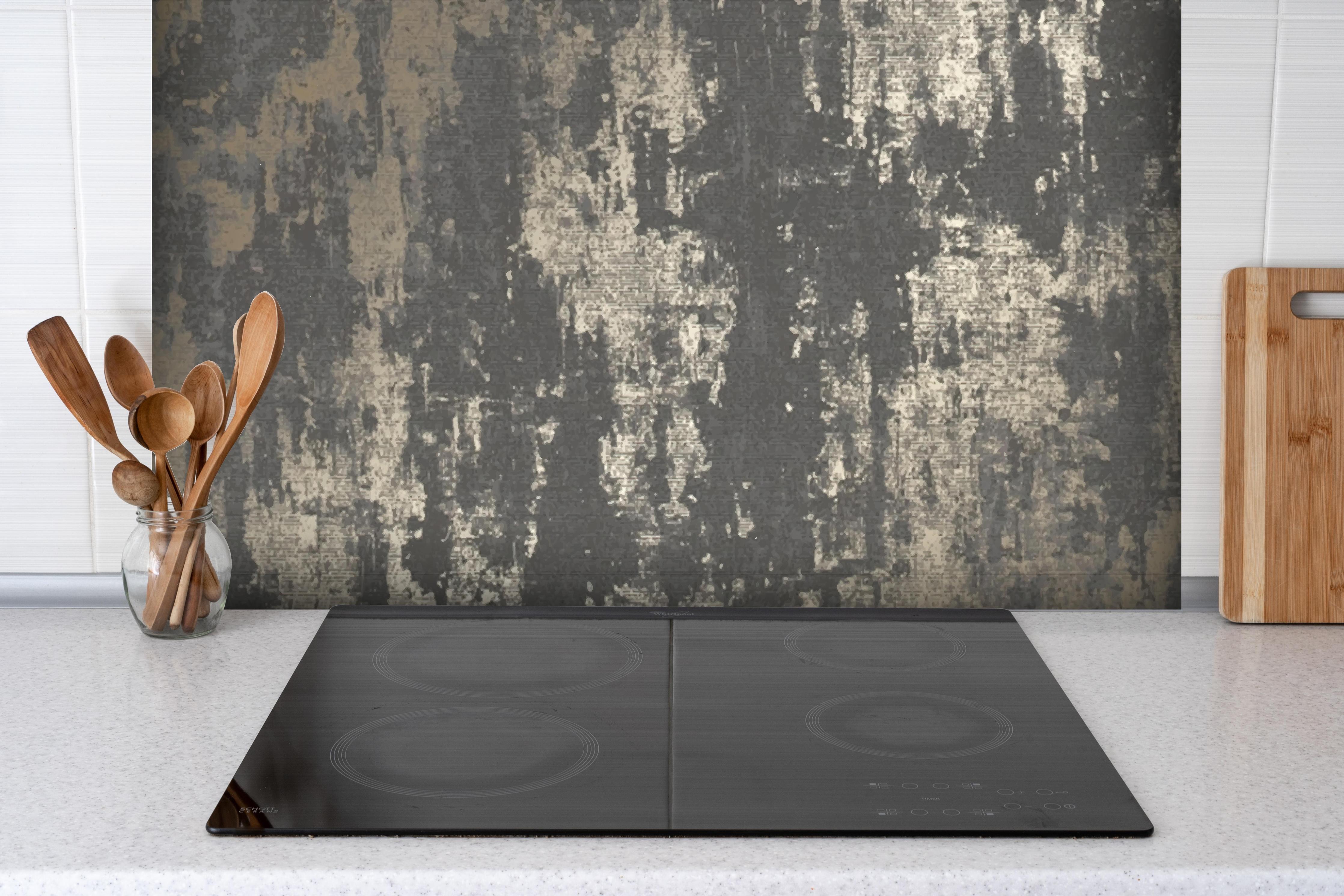 Spritzschutz - Moderne Graue Betonstruktur Muster hinter einem Cerankochfeld zwischen Holz-Kochutensilien