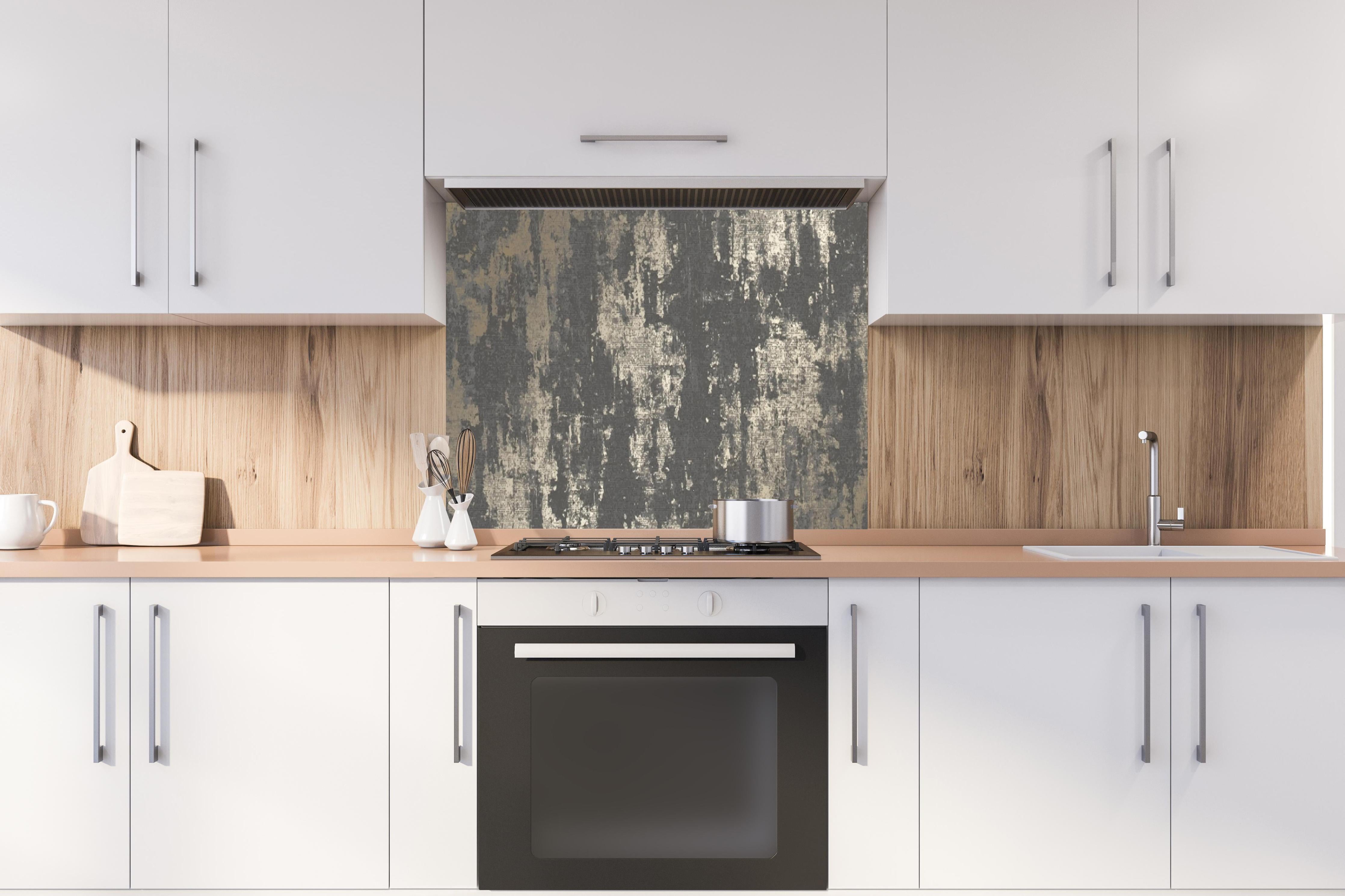 Spritzschutz - Moderne Graue Betonstruktur Muster hinter einem Cerankochfeld zwischen Holz-Kochutensilien