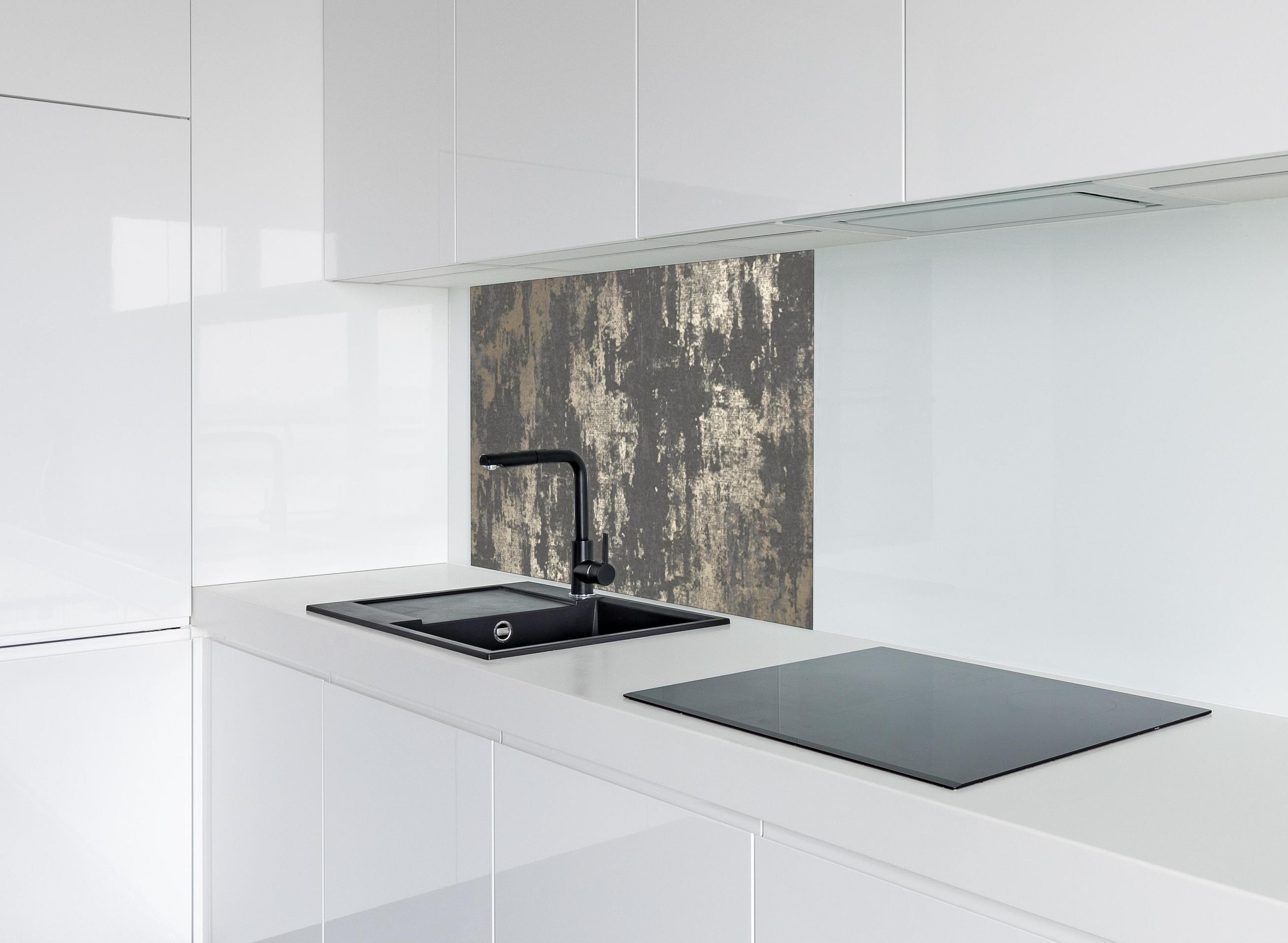 Spritzschutz - Moderne Graue Betonstruktur Muster hinter einem Cerankochfeld zwischen Holz-Kochutensilien